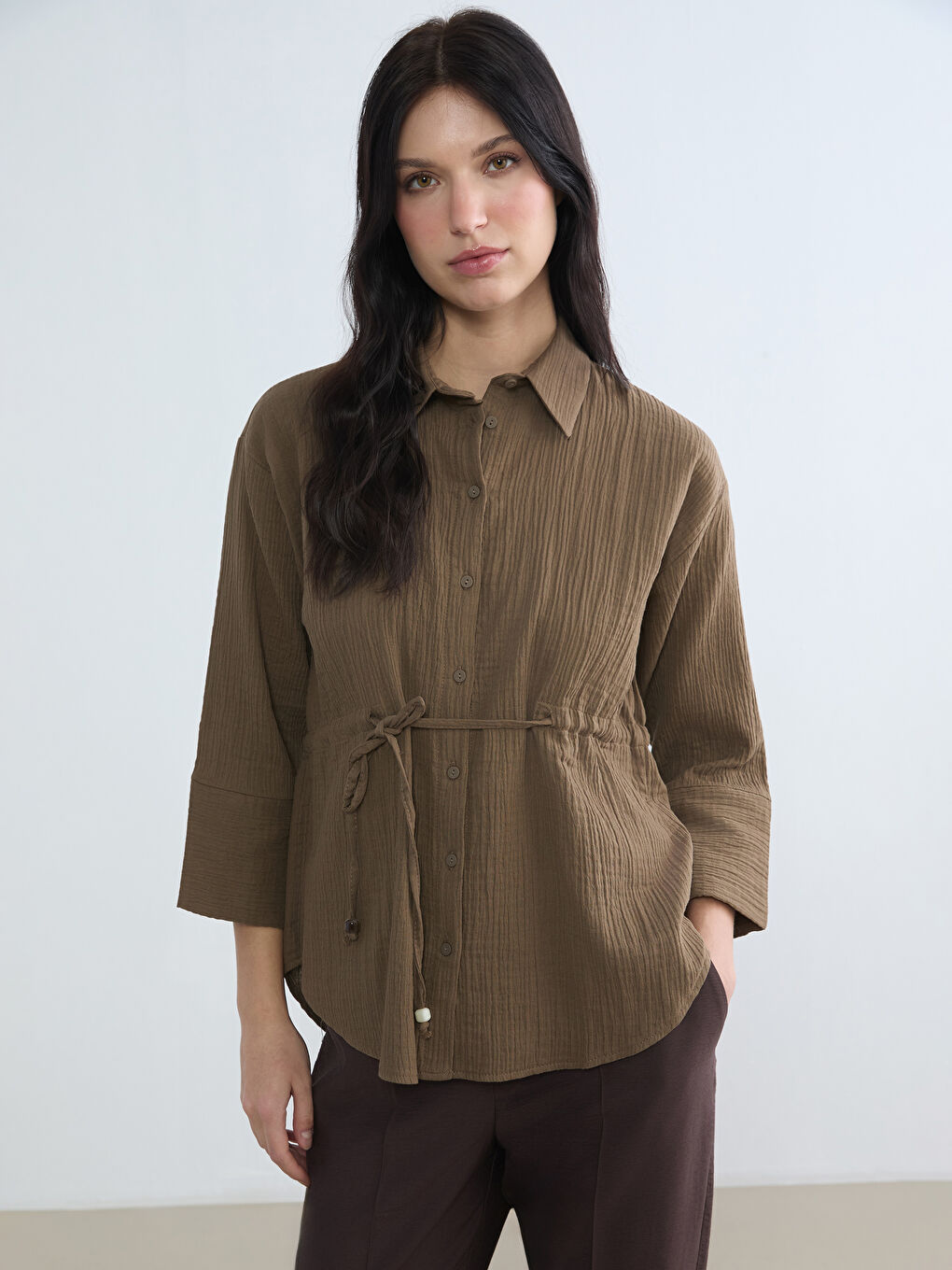 Kahverengi Bağlamalı Dokulu Kadın Müslin Gömlek