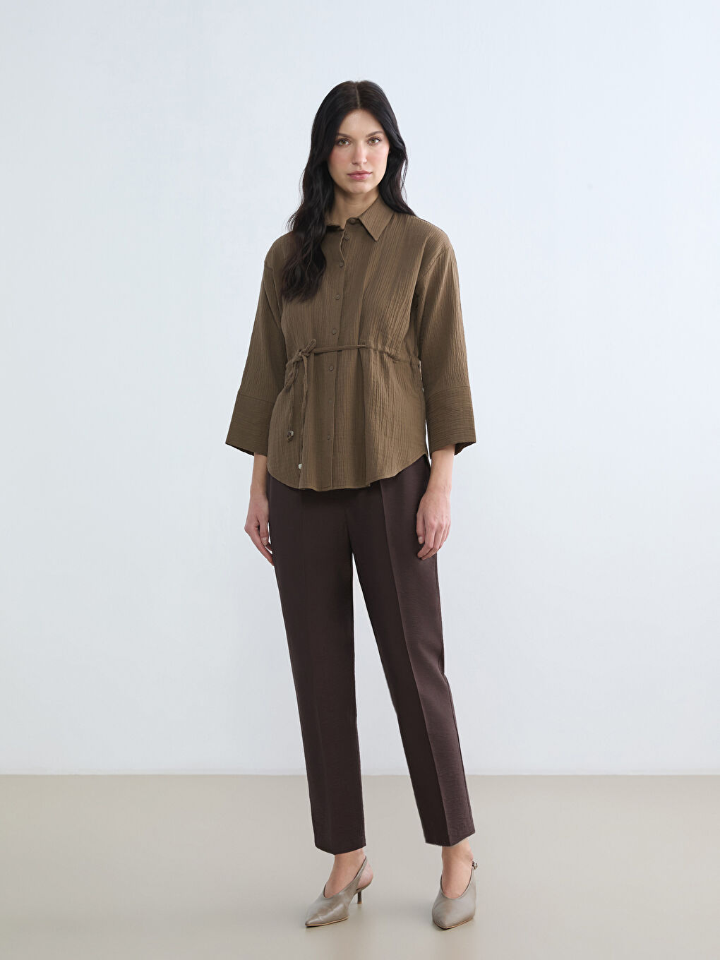 Kahverengi Bağlamalı Dokulu Kadın Müslin Gömlek-1