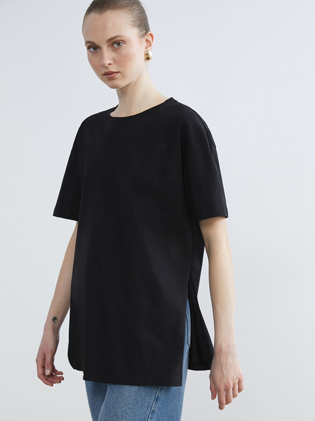 Siyah Bisiklet Yaka Yırtmaçlı Kadın Tişört