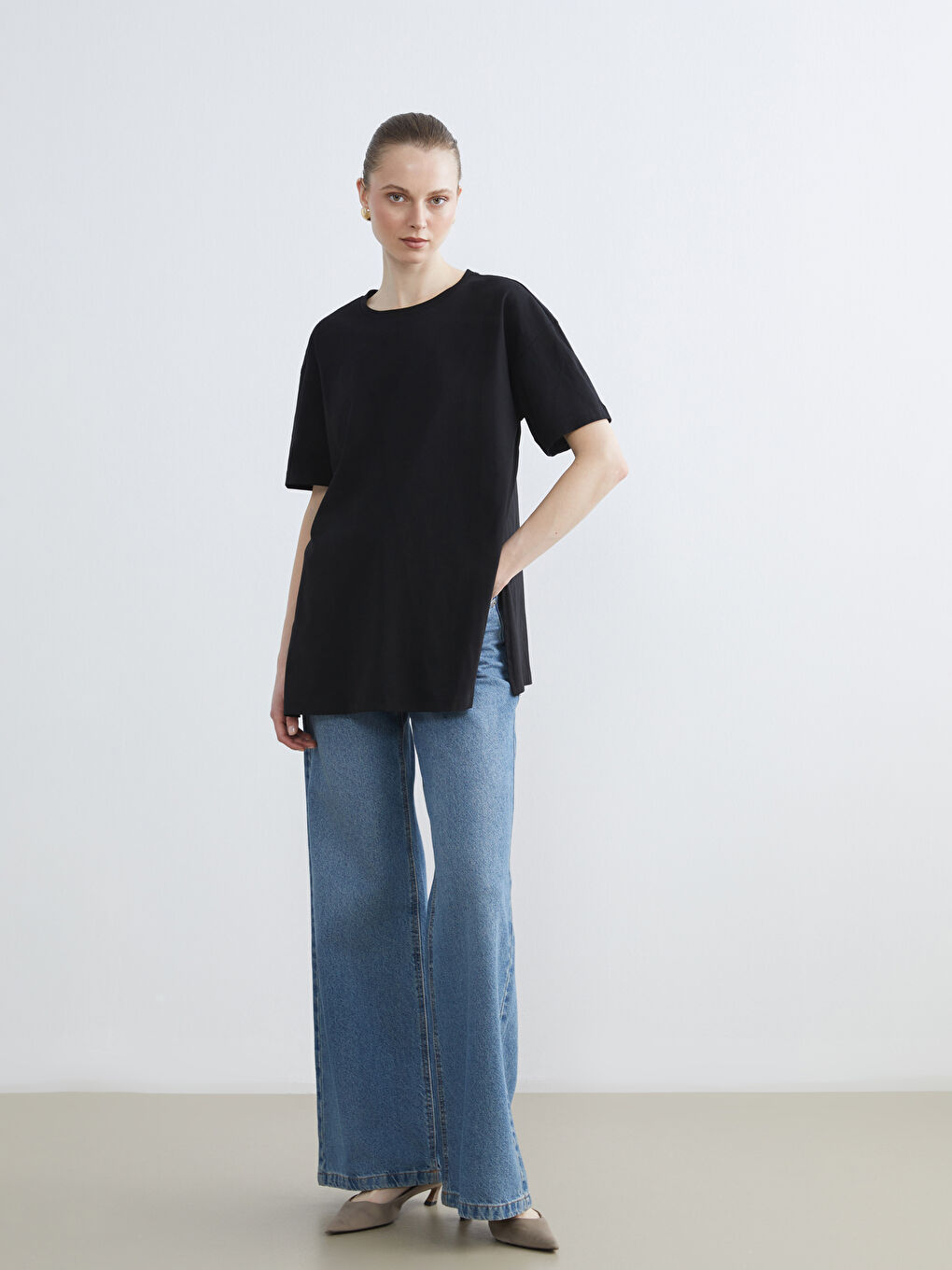 Siyah Bisiklet Yaka Yırtmaçlı Kadın Tişört-1