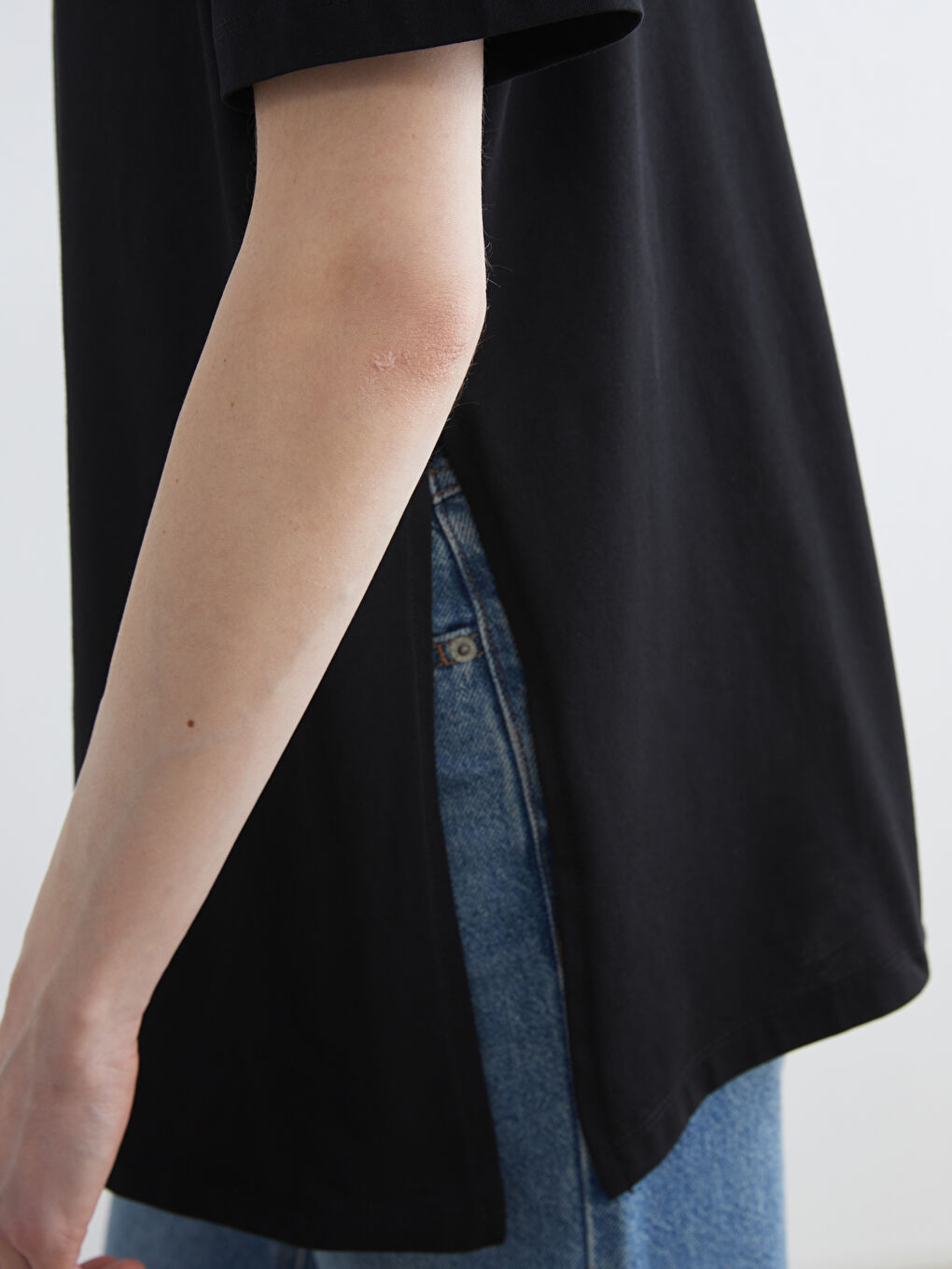 Siyah Bisiklet Yaka Yırtmaçlı Kadın Tişört-2