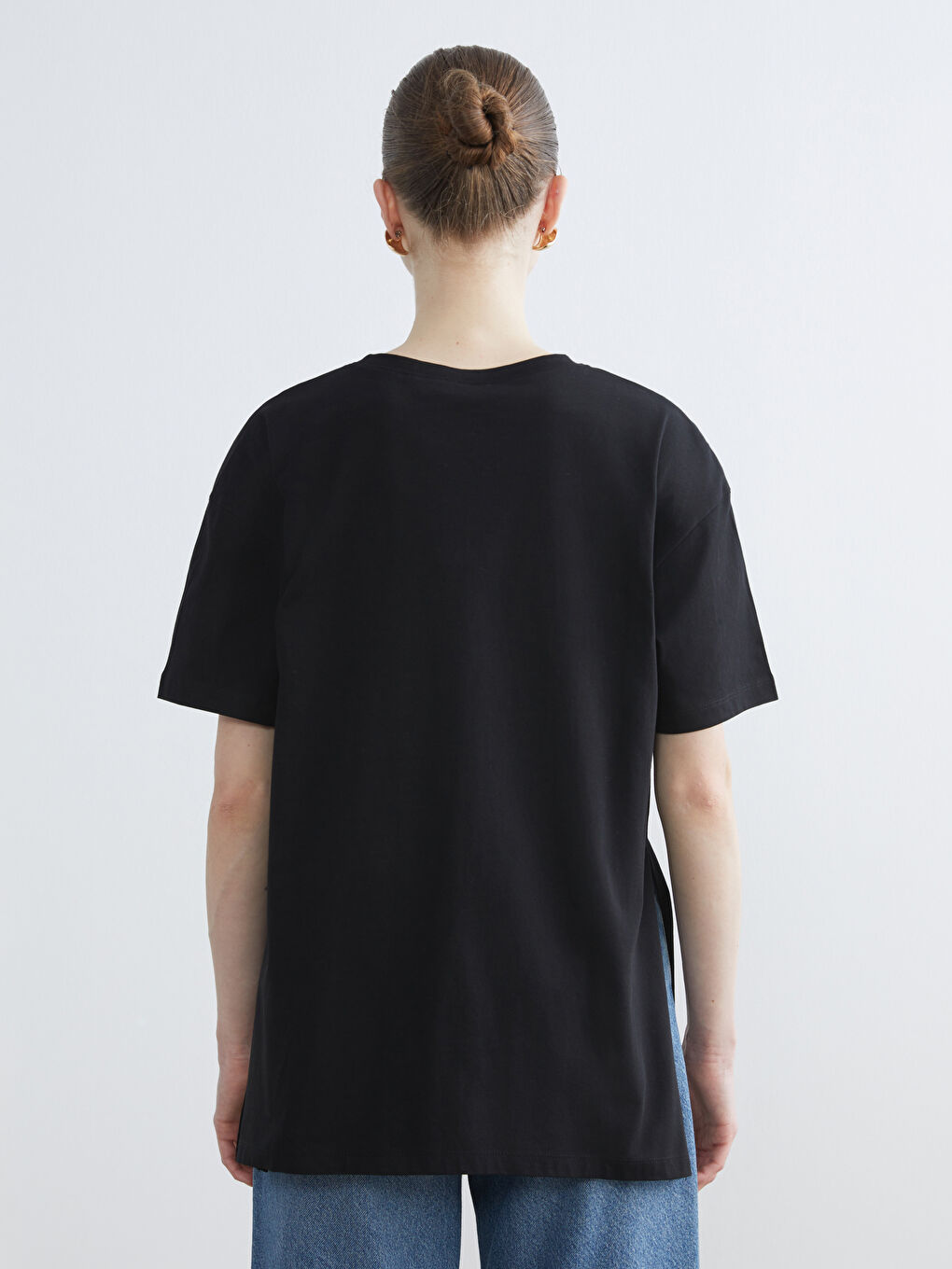 Siyah Bisiklet Yaka Yırtmaçlı Kadın Tişört-3