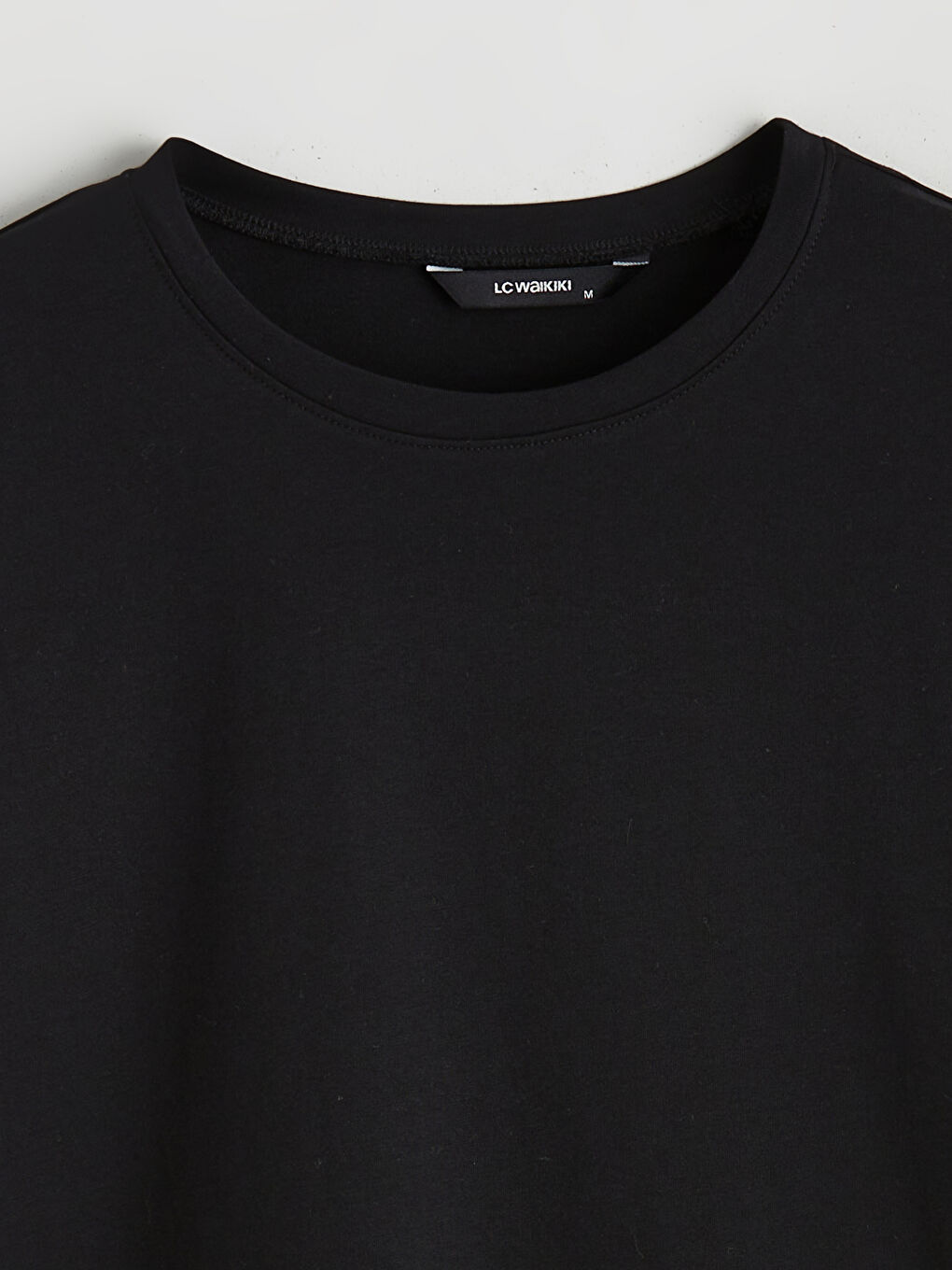 Siyah Bisiklet Yaka Yırtmaçlı Kadın Tişört-5