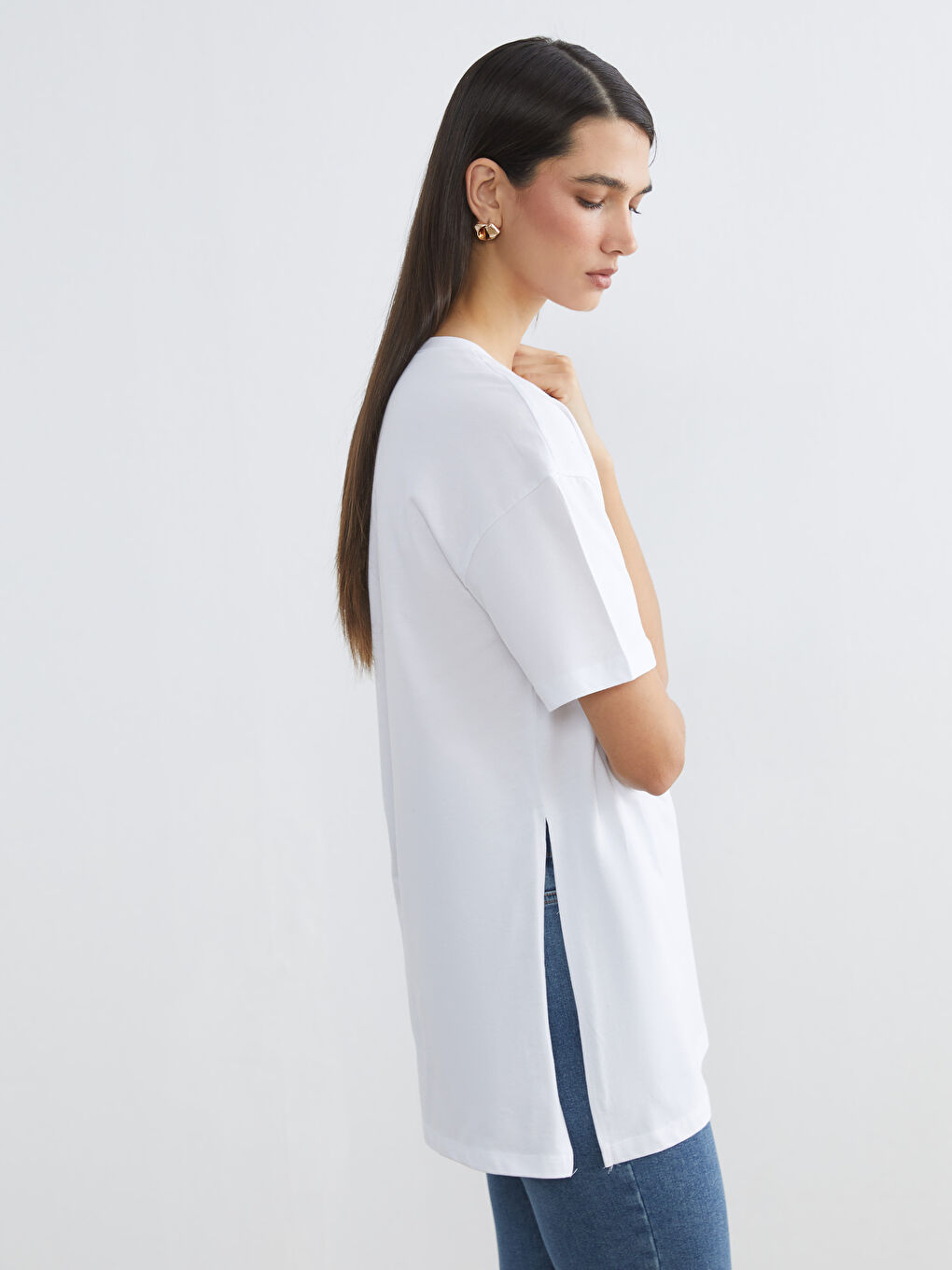 Beyaz Bisiklet Yaka Yırtmaçlı Kadın Tişört	