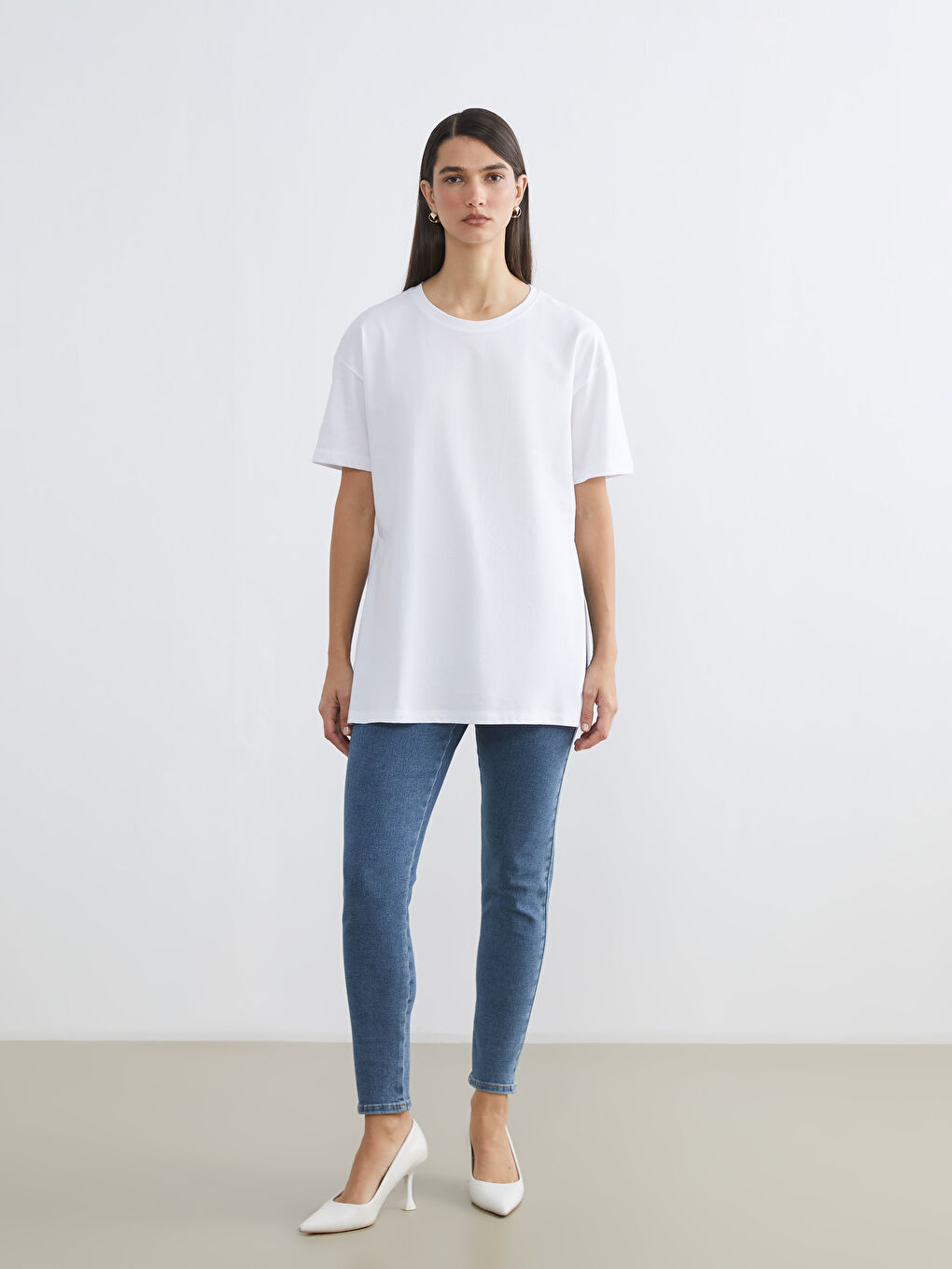 Beyaz Bisiklet Yaka Yırtmaçlı Kadın Tişört	-1