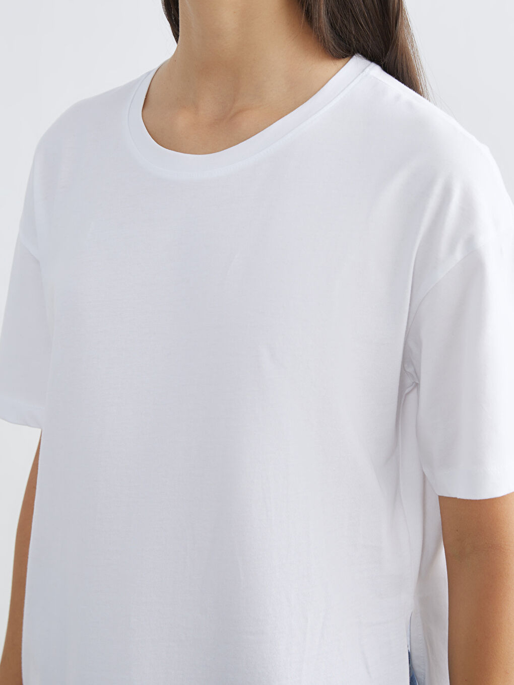 Beyaz Bisiklet Yaka Yırtmaçlı Kadın Tişört	-2