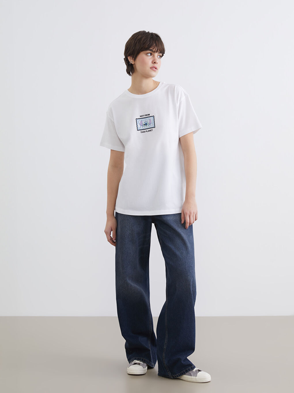 дөңгелек жағалы ститч принтті әйелдер футболкасы-1