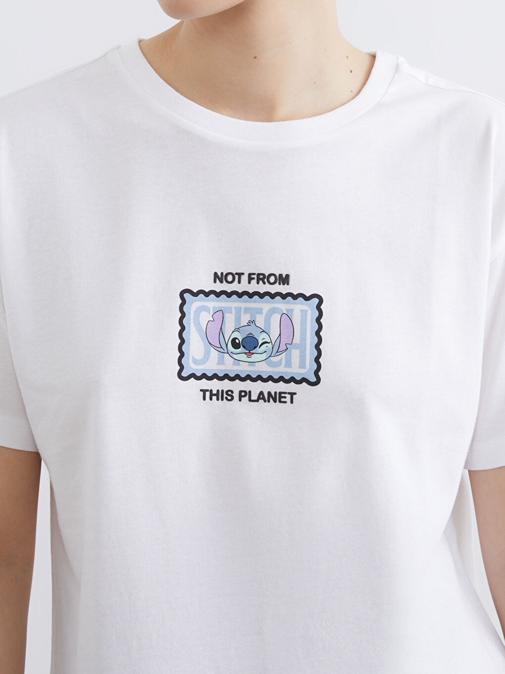 дөңгелек жағалы ститч принтті әйелдер футболкасы-2