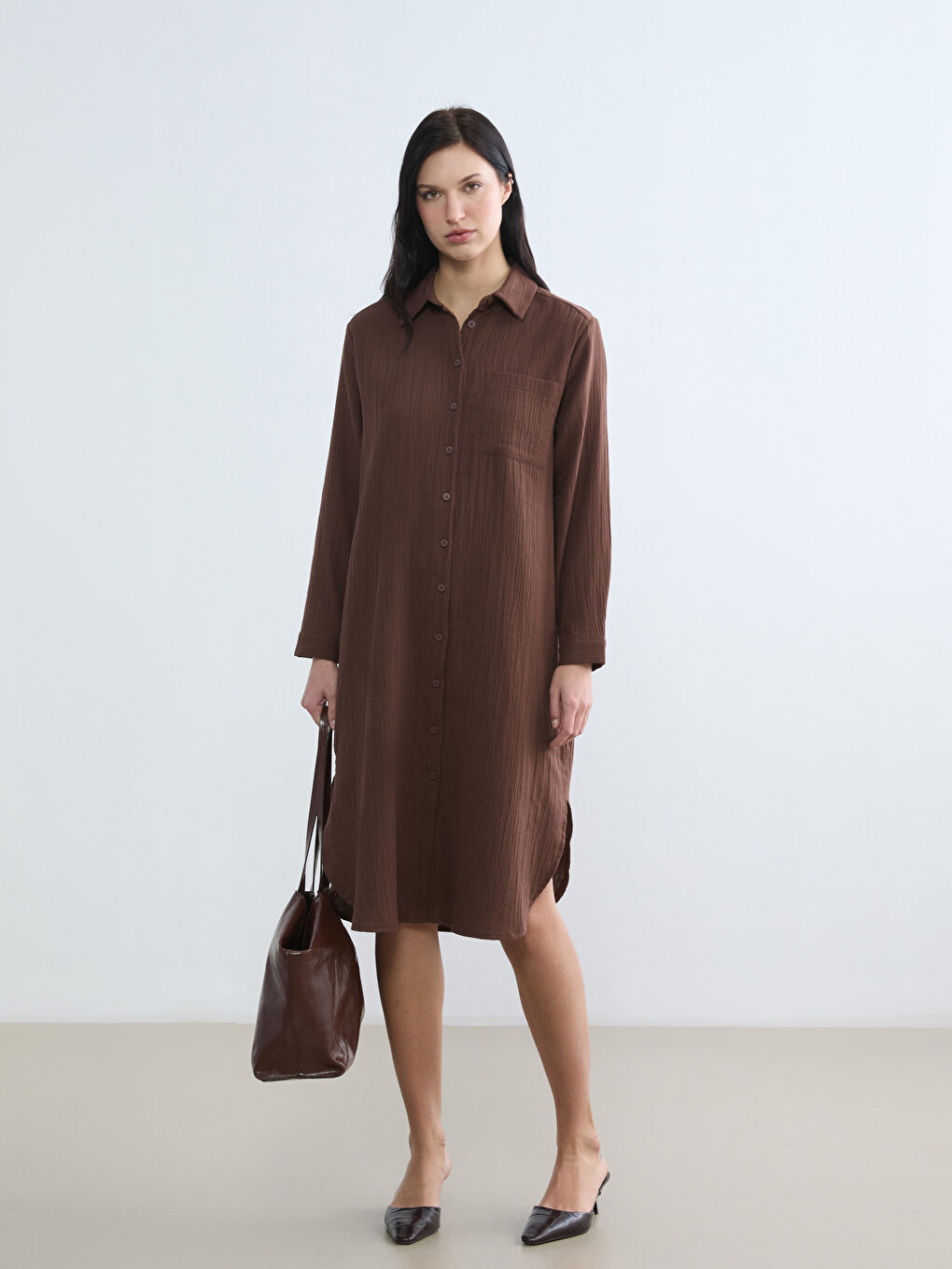 Kahverengi Dokulu Yırtmaçlı Gömlek Elbise