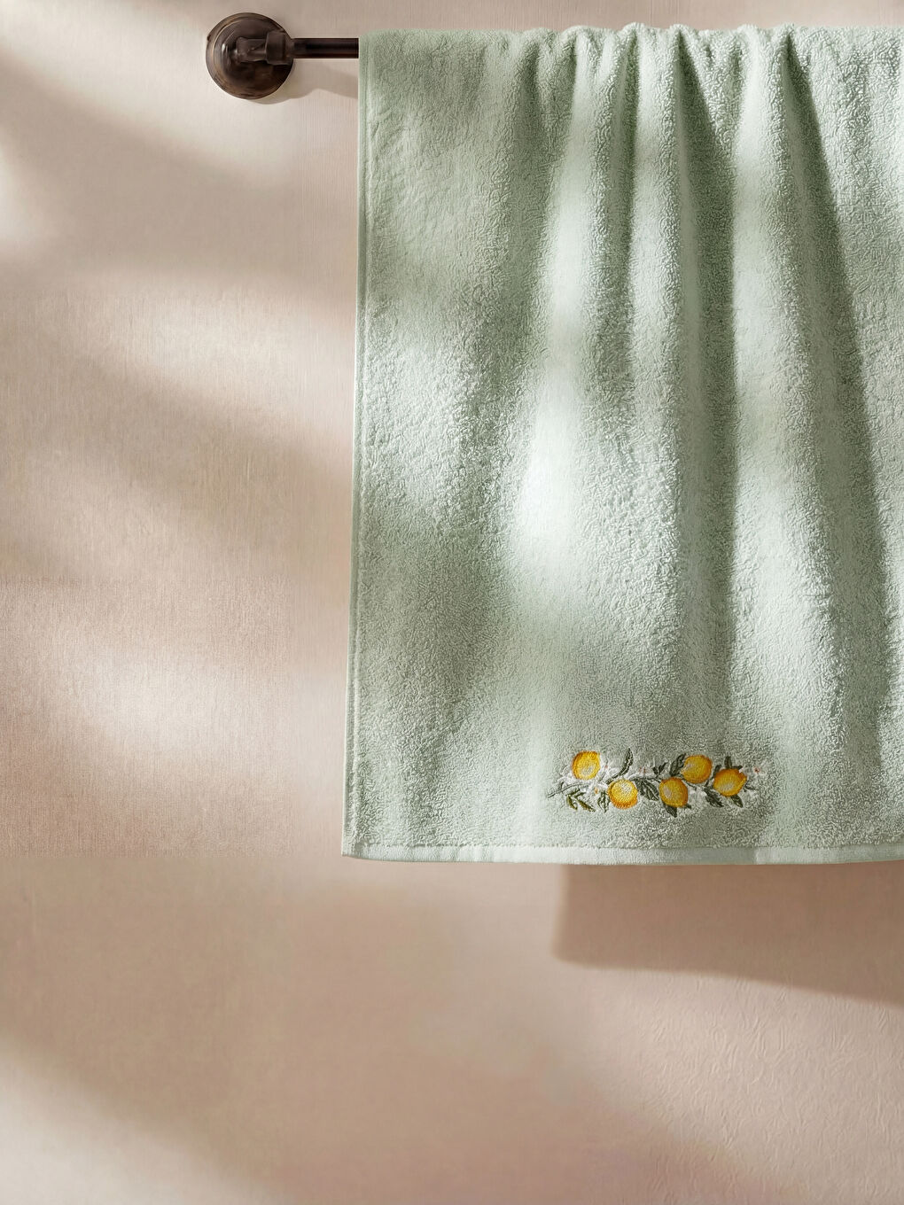 Yeşil Çiçek Nakışlı Yüz Havlusu 50x80 cm