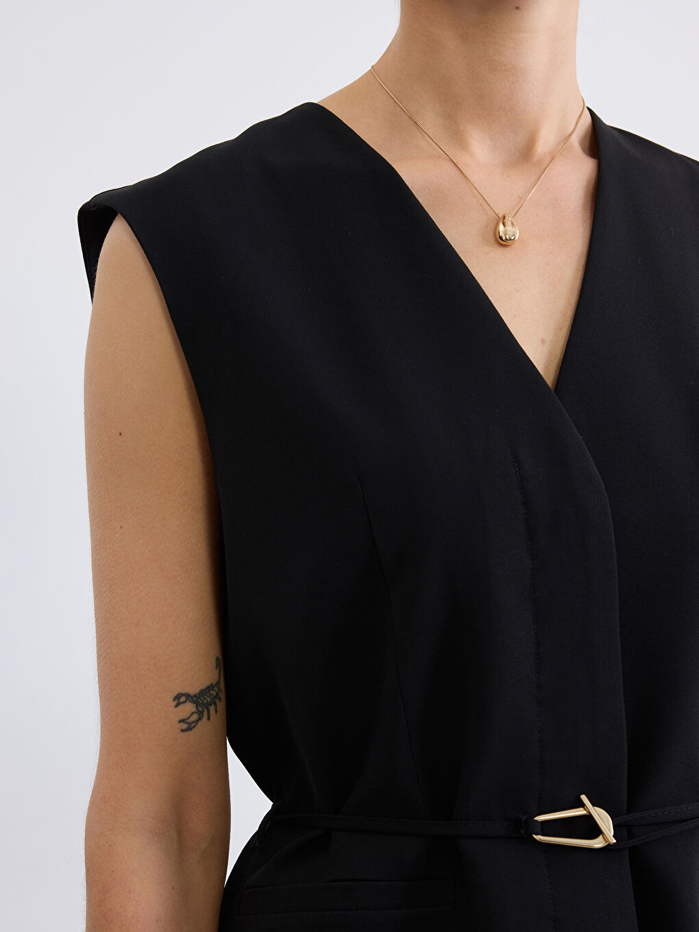 Siyah V Yaka Beli Kemerli Kadın Yelek-2