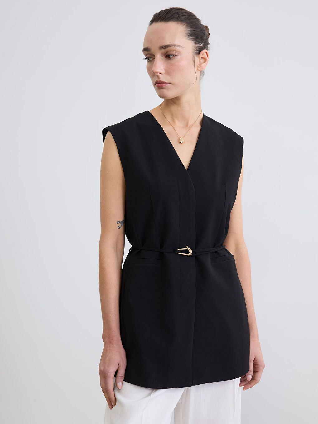 Siyah V Yaka Beli Kemerli Kadın Yelek