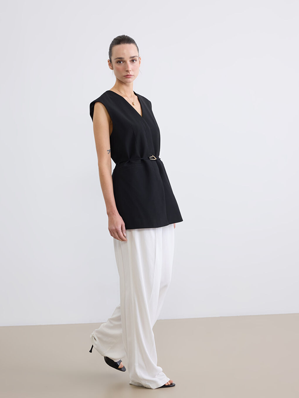 Siyah V Yaka Beli Kemerli Kadın Yelek-1