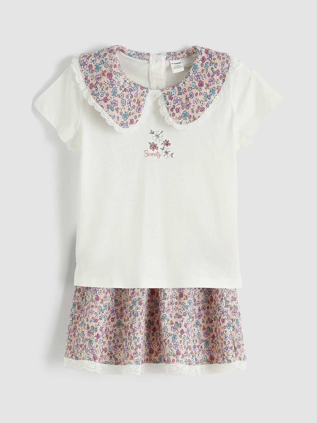 Цветна блуза с яка тип Питър Пан, комбинирана с пола за момичета.