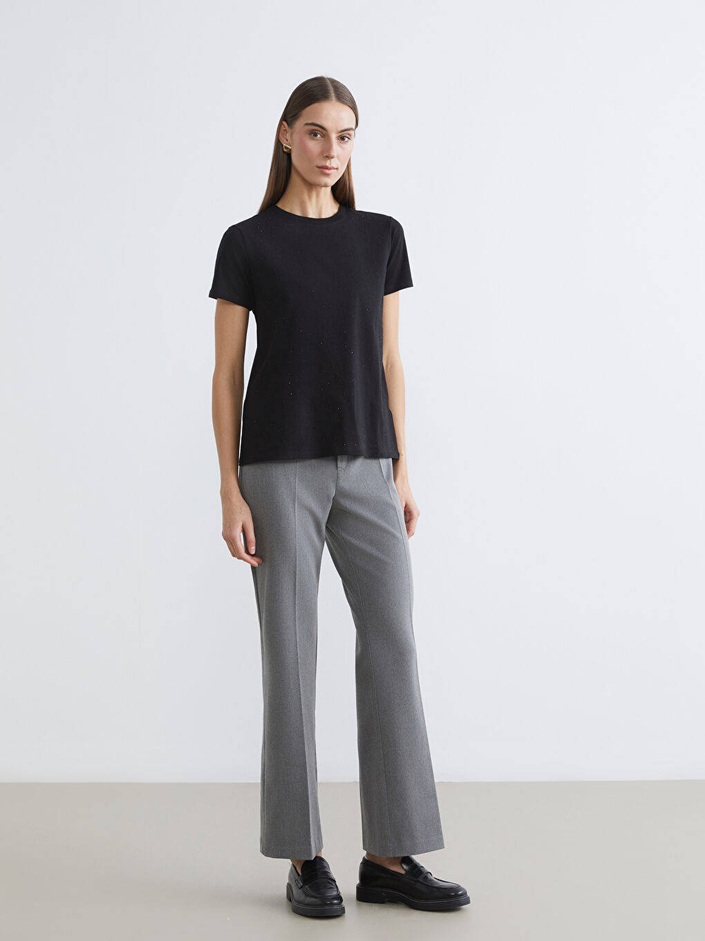 Siyah Bisiklet Yaka Taşlı Kadın Tişört-1