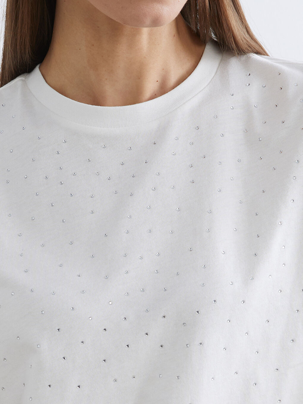 Beyaz Bisiklet Yaka Taşlı Kadın Tişört-2