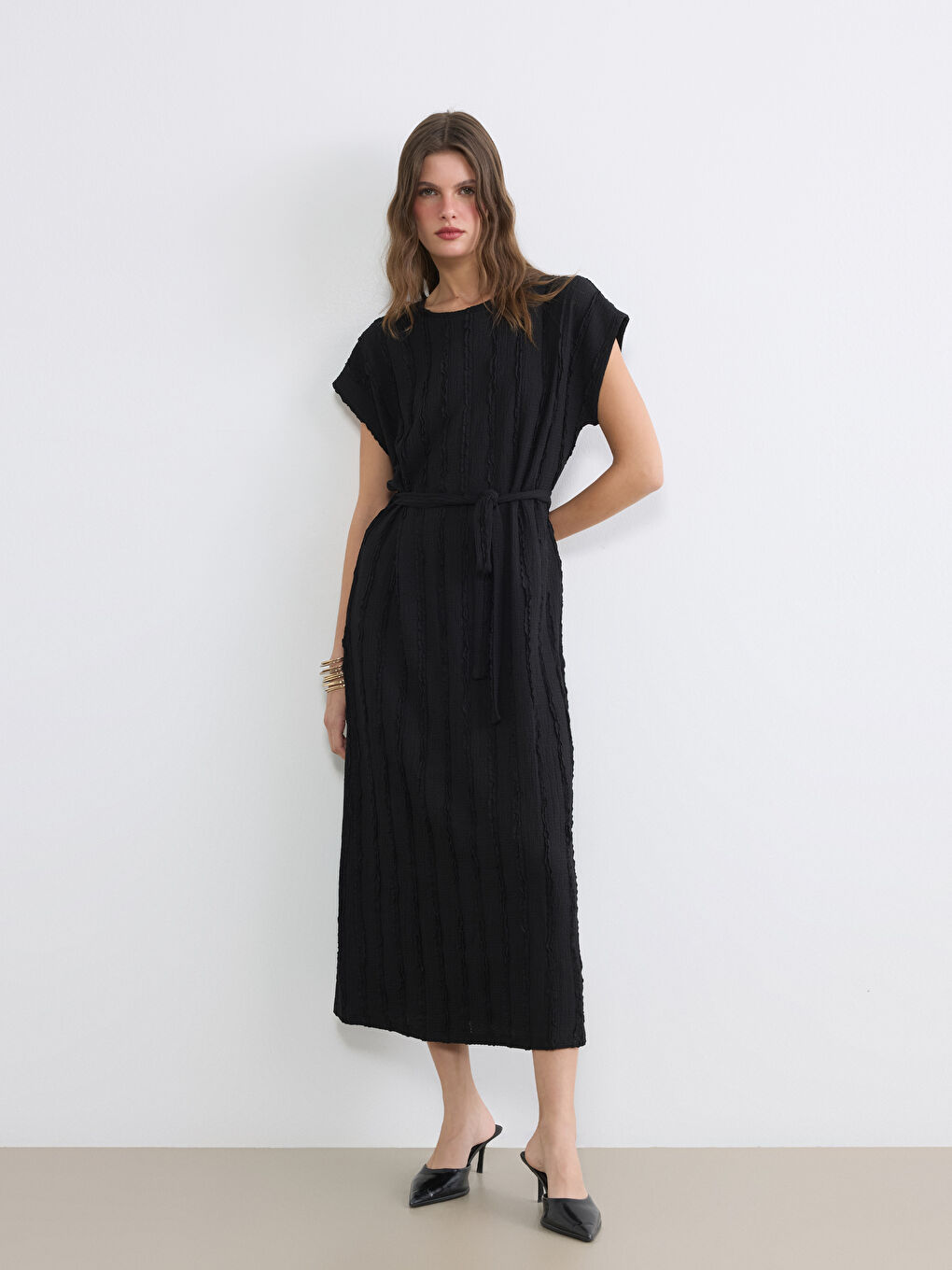 Жена Черно Рокля