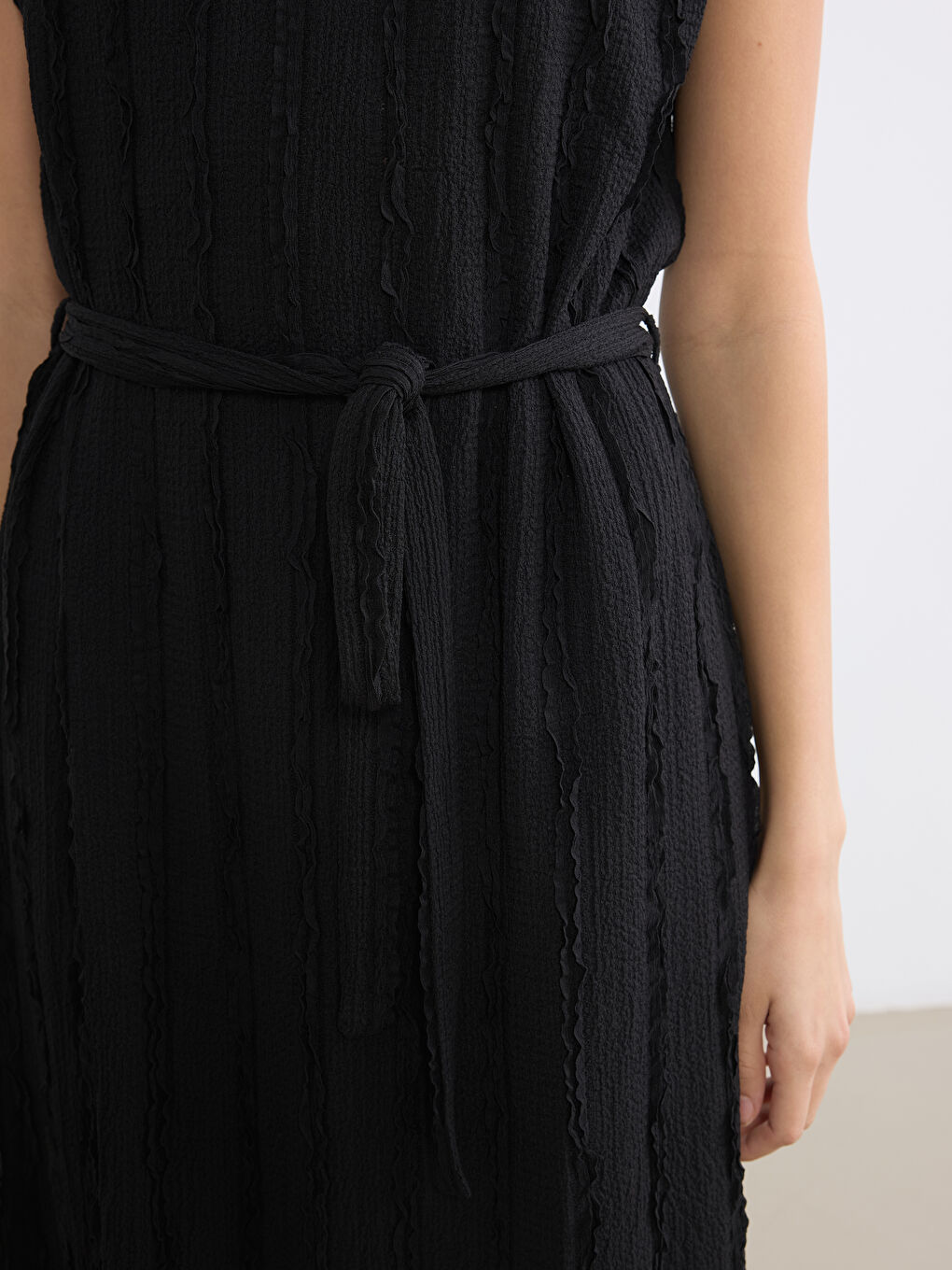 Жена Черно Рокля-2