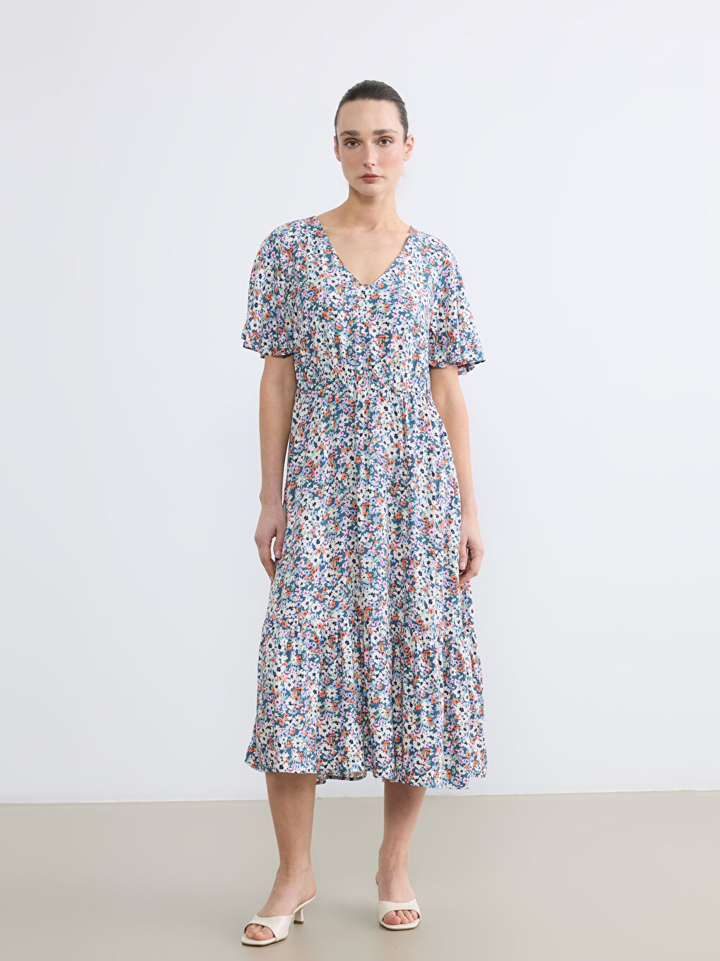 Φόρεμα με λαιμόκοψη V, φλοράλ και εφαρμοστή μέση-1