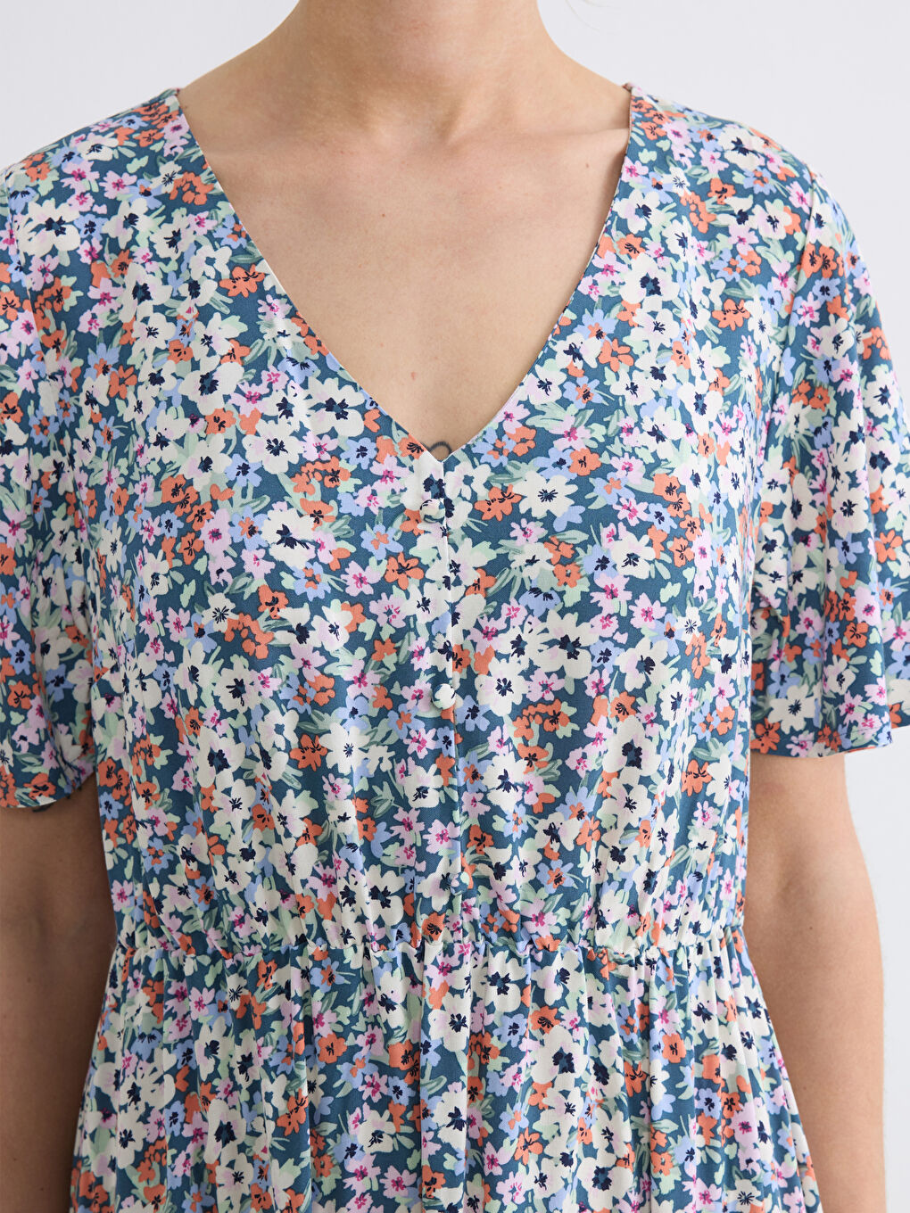 Φόρεμα με λαιμόκοψη V, φλοράλ και εφαρμοστή μέση-2