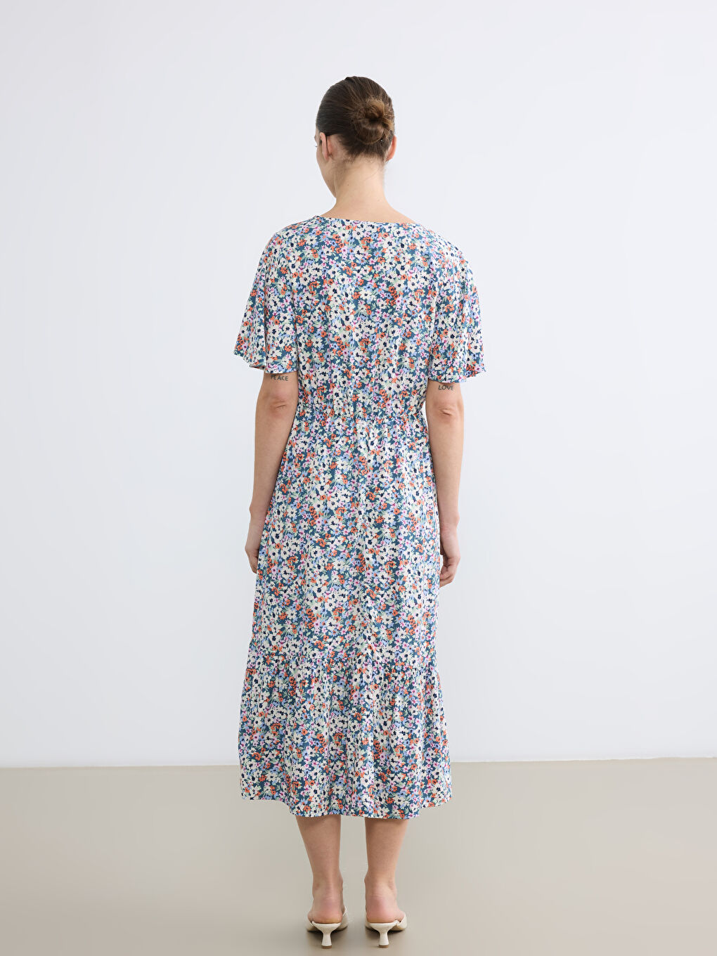 Φόρεμα με λαιμόκοψη V, φλοράλ και εφαρμοστή μέση-3