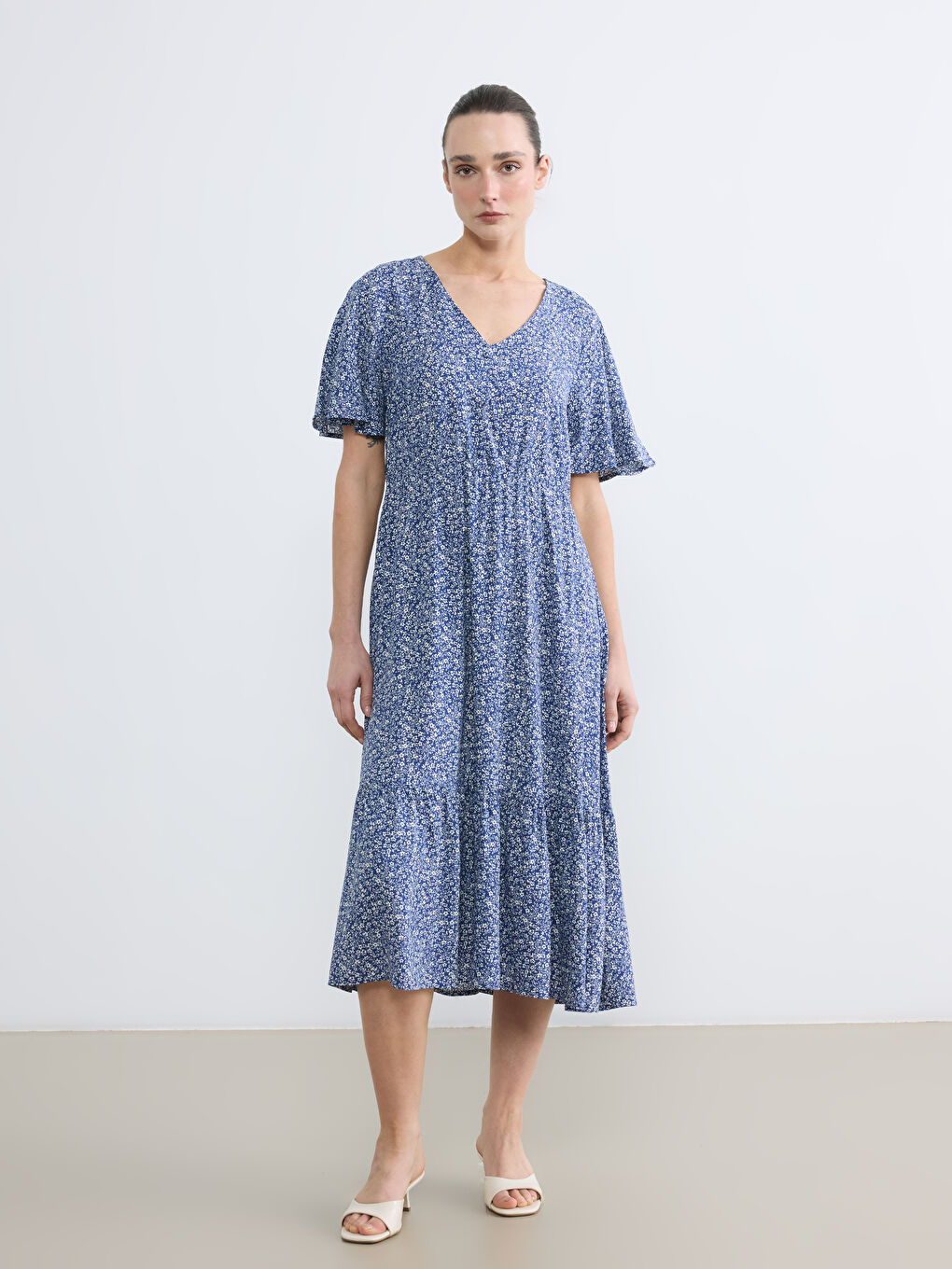 Φόρεμα με λαιμόκοψη V, φλοράλ και εφαρμοστή μέση-1