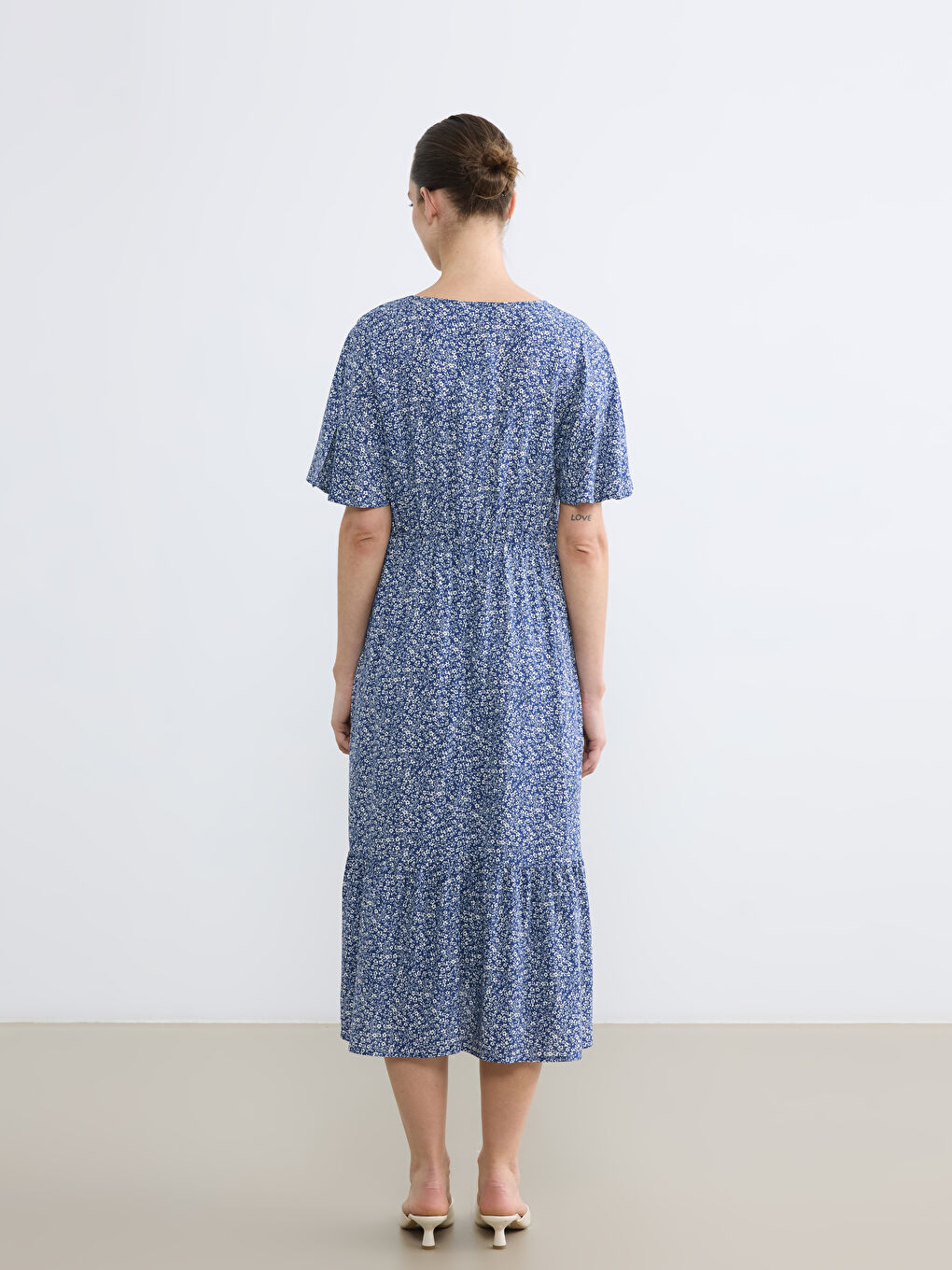 Φόρεμα με λαιμόκοψη V, φλοράλ και εφαρμοστή μέση-3