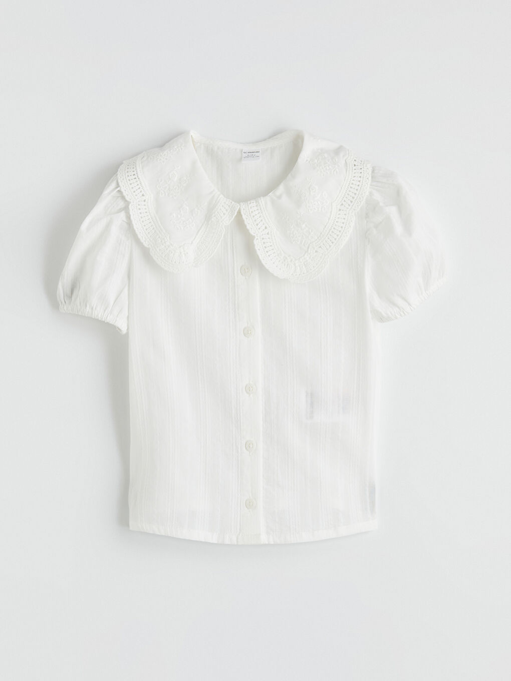 Mädchenhemd mit Peter-Pan-Kragen und Stickerei