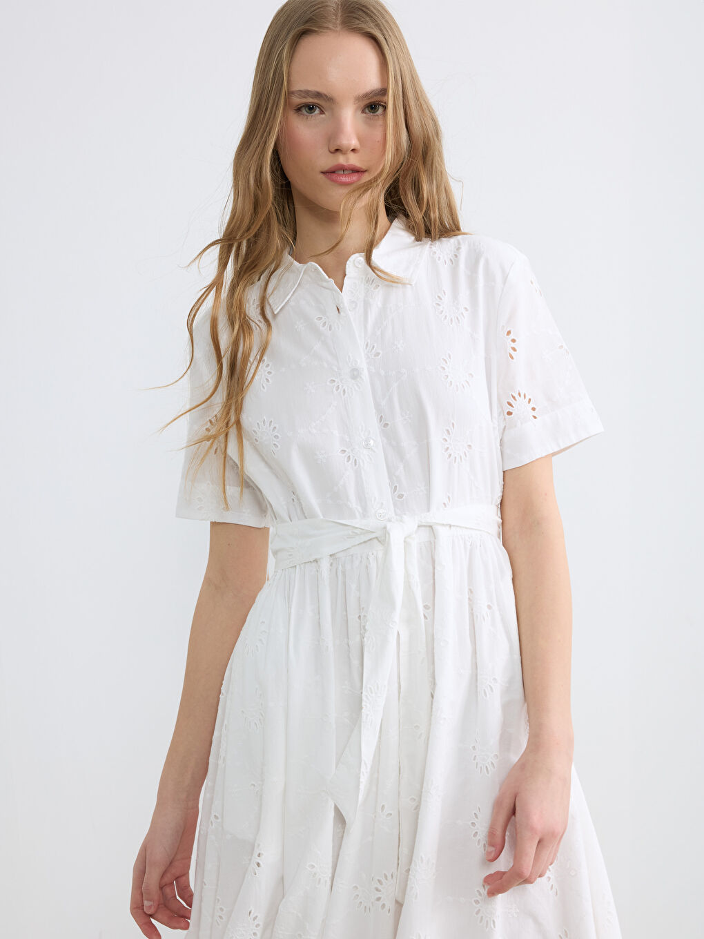 Haljina sa kragnom košulje i pojasom od veza-1