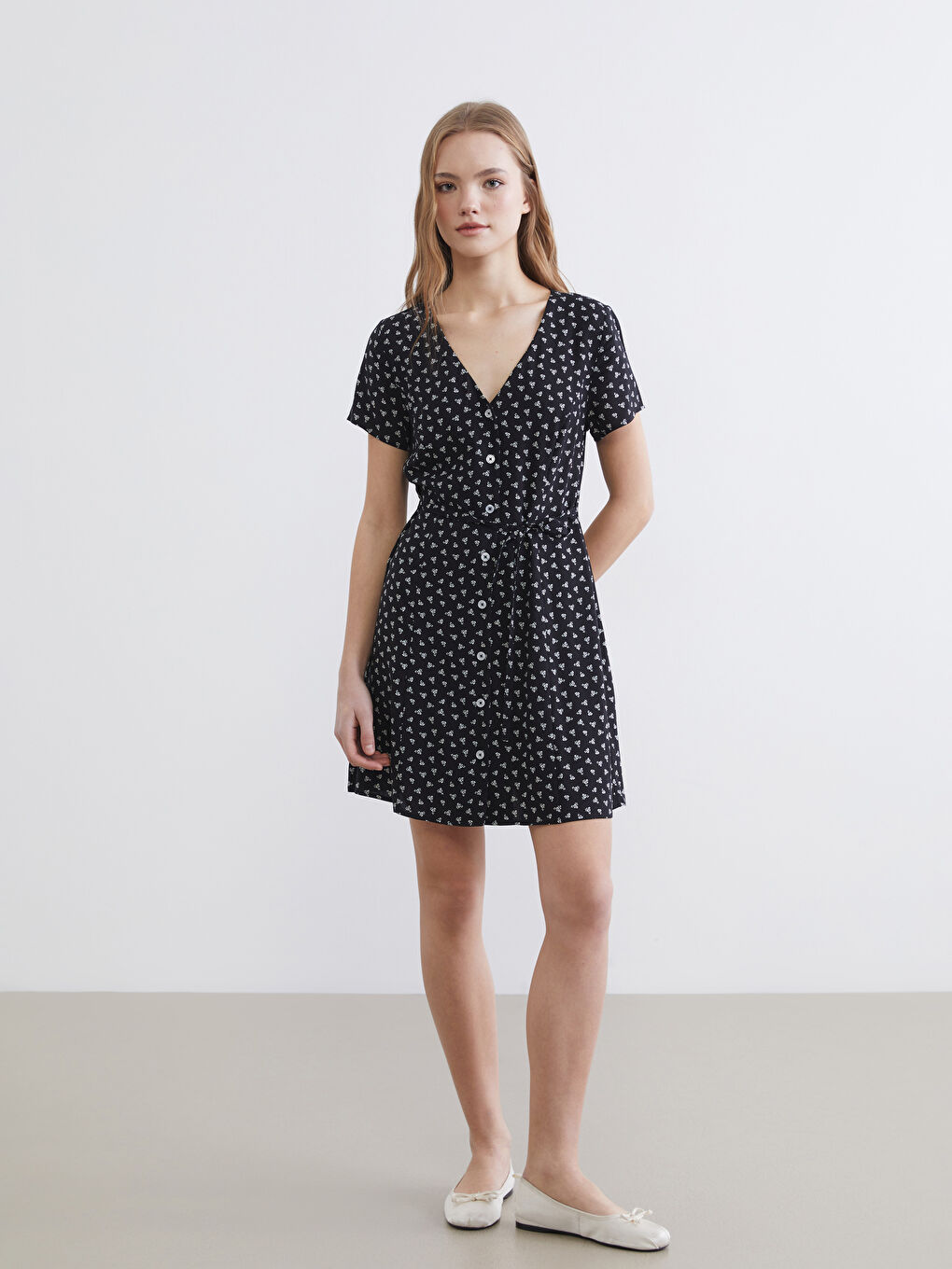 Ženska mini haljina sa uzorkom i V izrezom sa pojasom