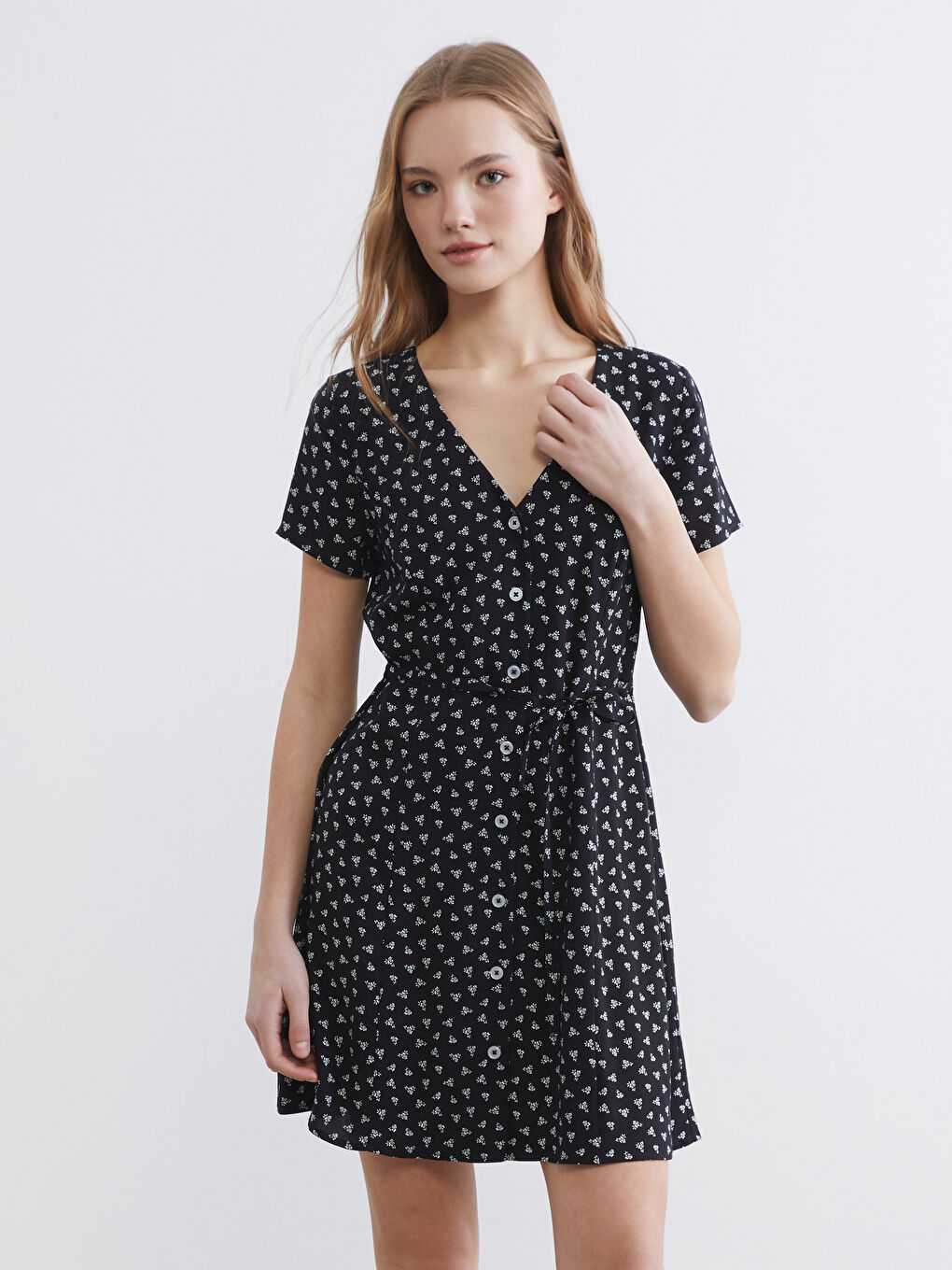 Ženska mini haljina sa uzorkom i V izrezom sa pojasom-1