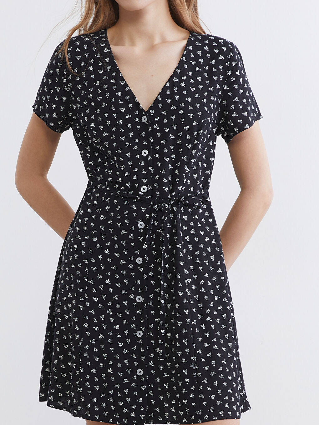 Ženska mini haljina sa uzorkom i V izrezom sa pojasom-2