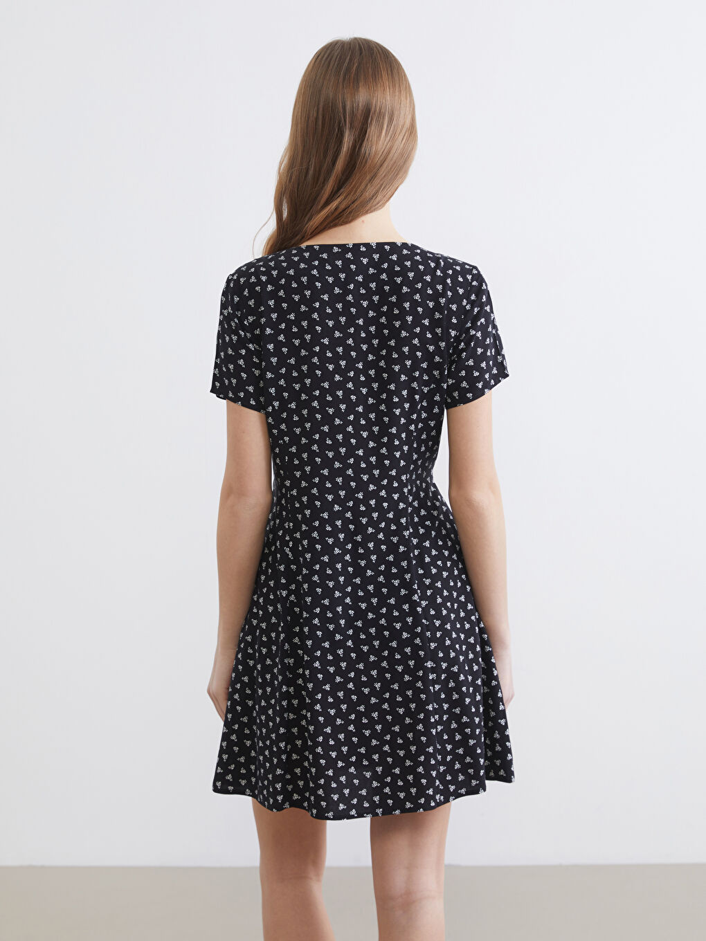 Ženska mini haljina sa uzorkom i V izrezom sa pojasom-3