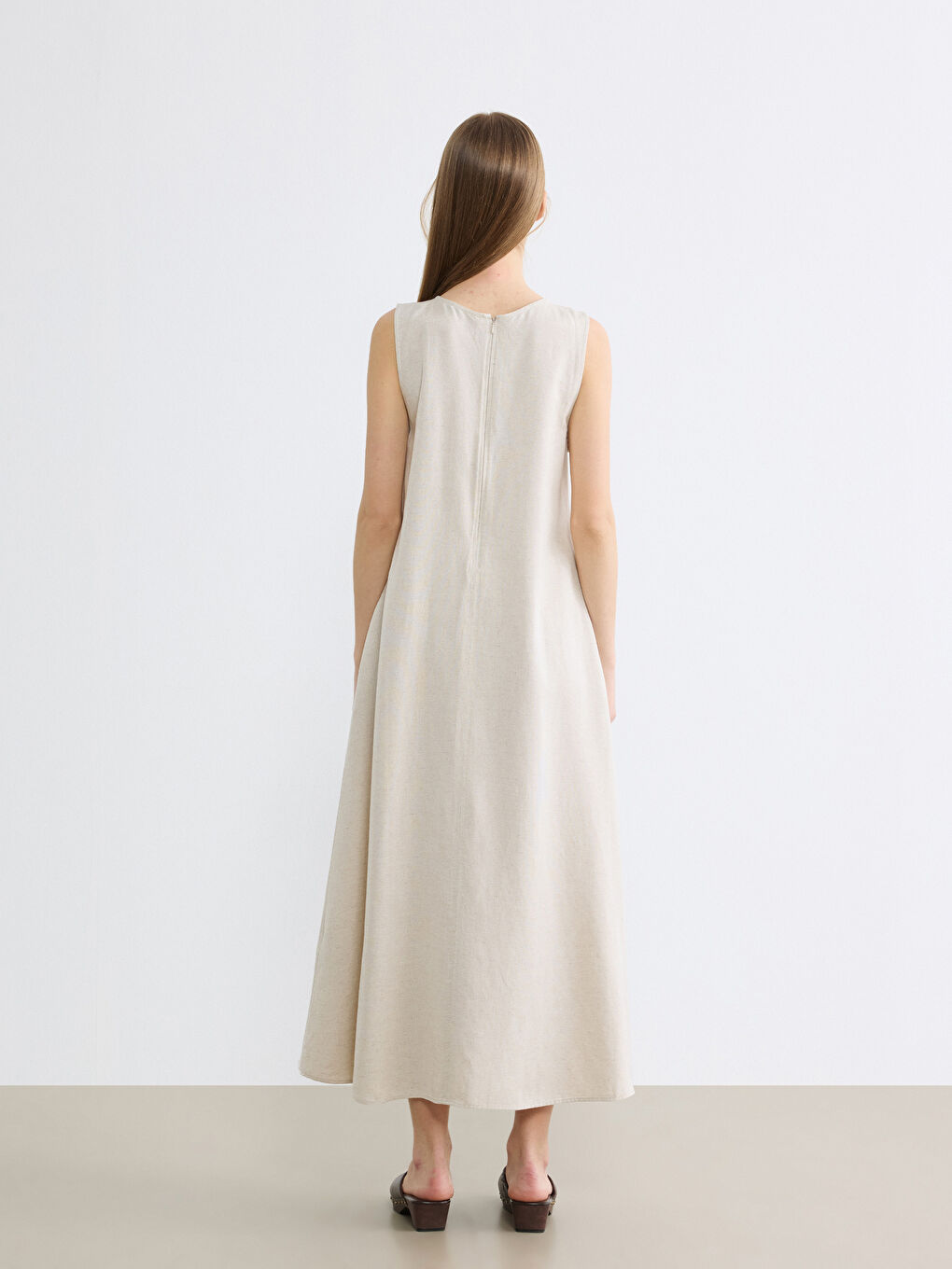 Žena BEŽ haljina-2