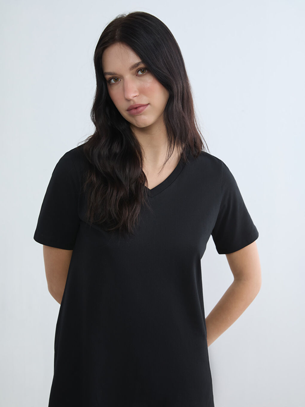 Siyah V Yaka Kadın Tişört