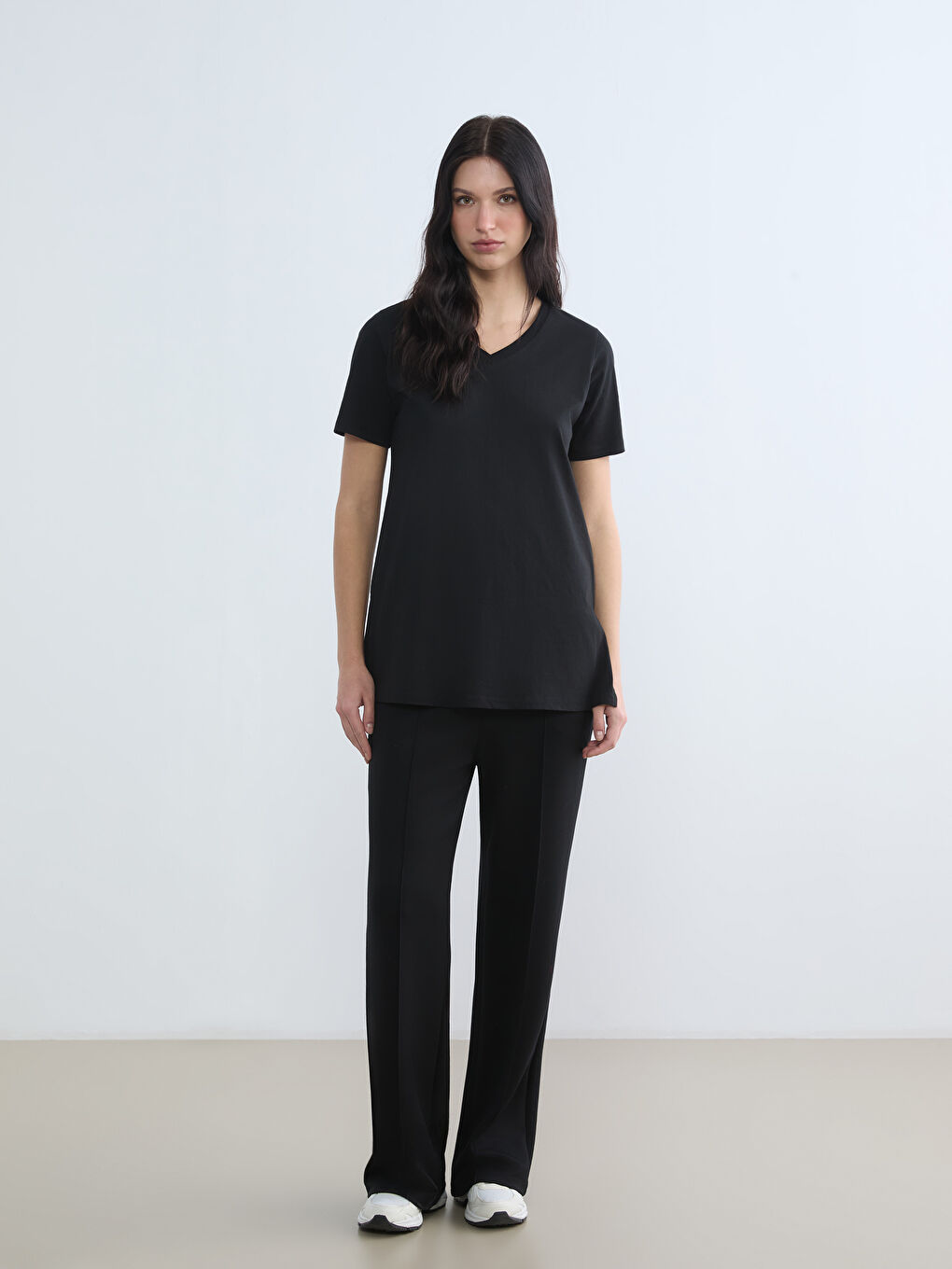 Siyah V Yaka Kadın Tişört-1