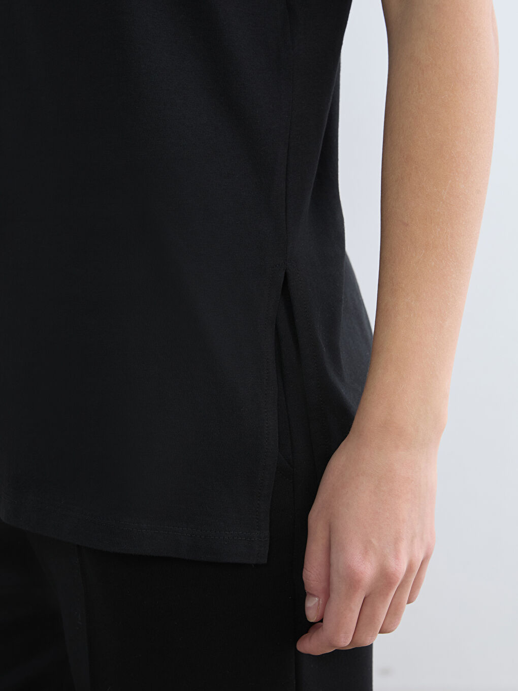 Siyah V Yaka Kadın Tişört-2