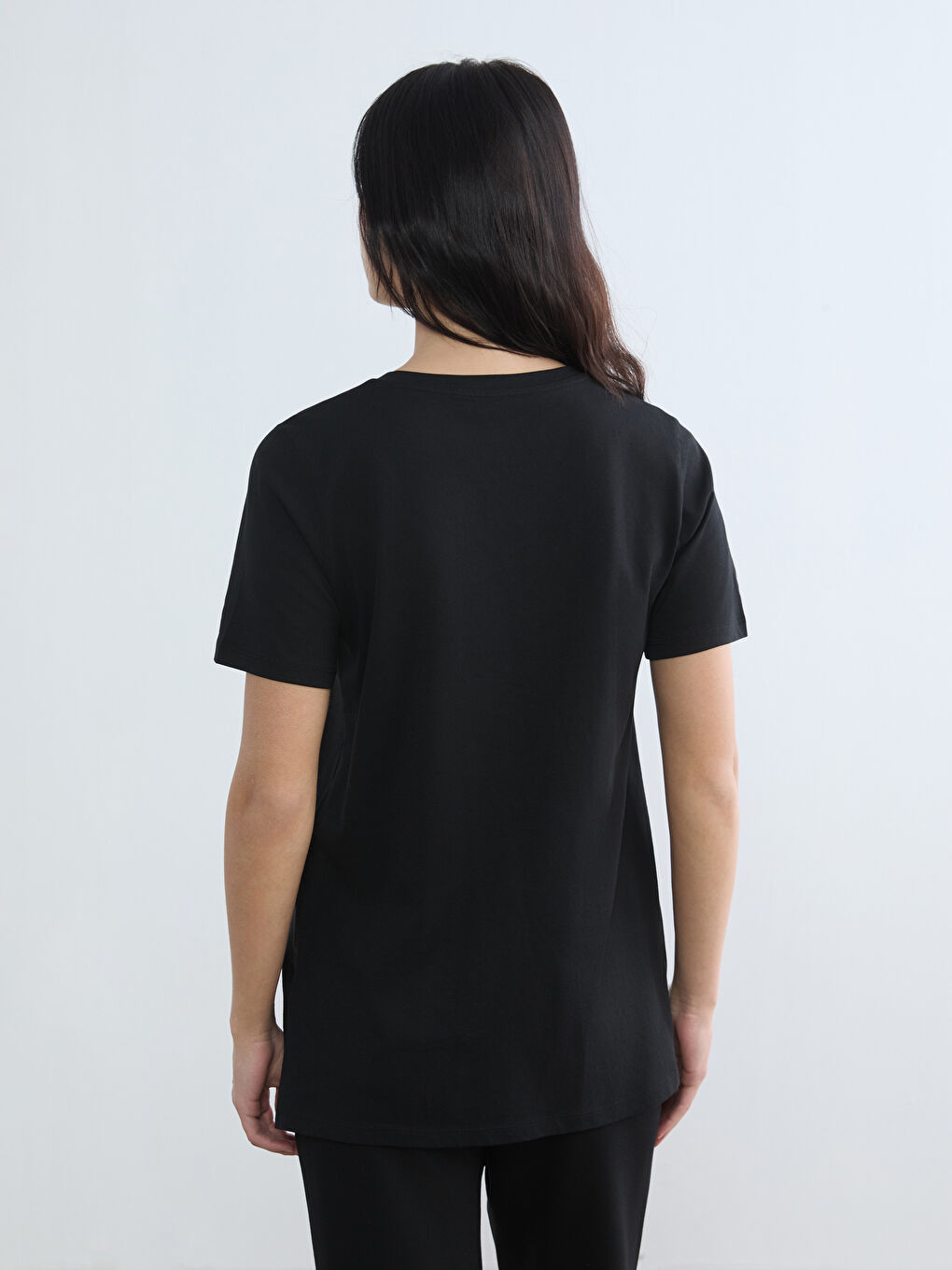 Siyah V Yaka Kadın Tişört-3