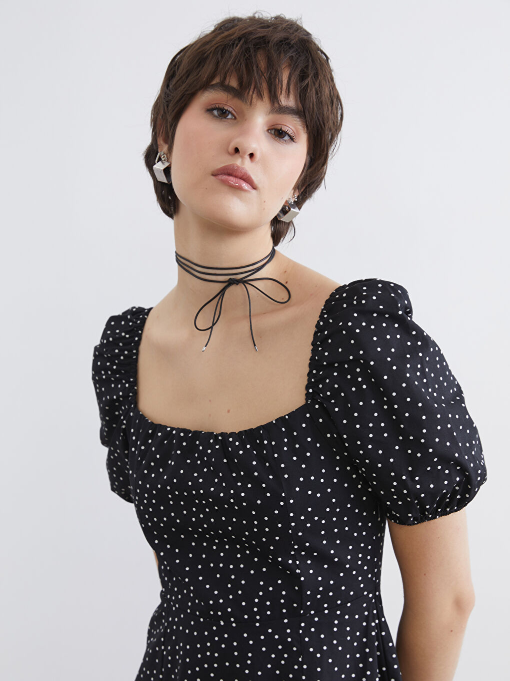 шаршы жағалы горошекпен қимасы бар поплин көйлек-1