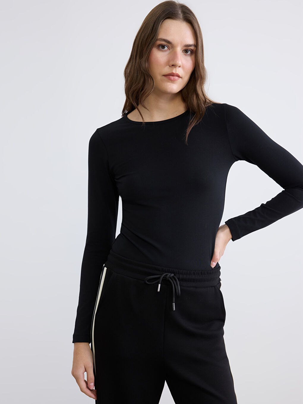 بودي سوت برقبة دائرية للسيدات