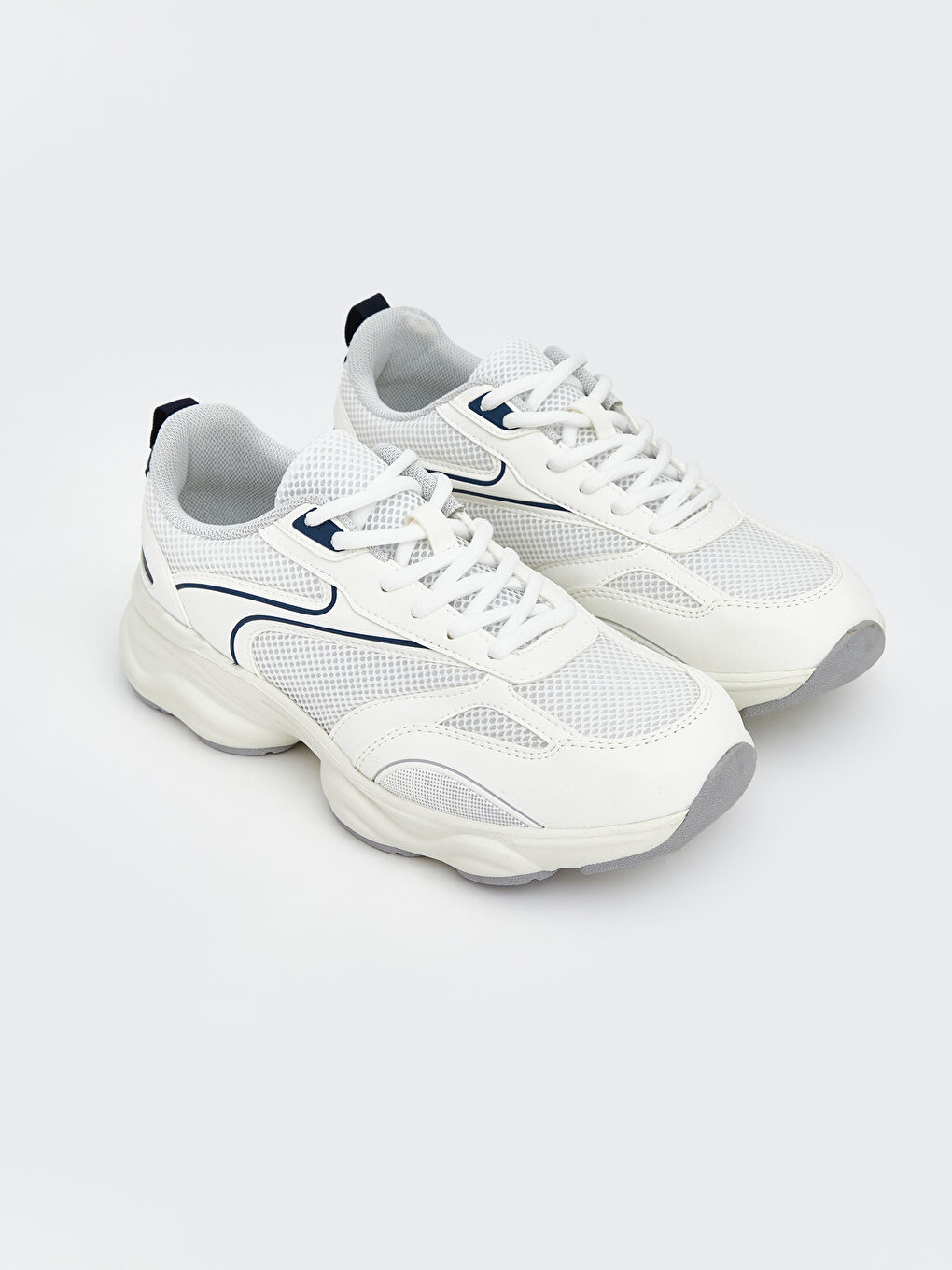 Beyaz Bağcıklı Kadın Spor Ayakkabı