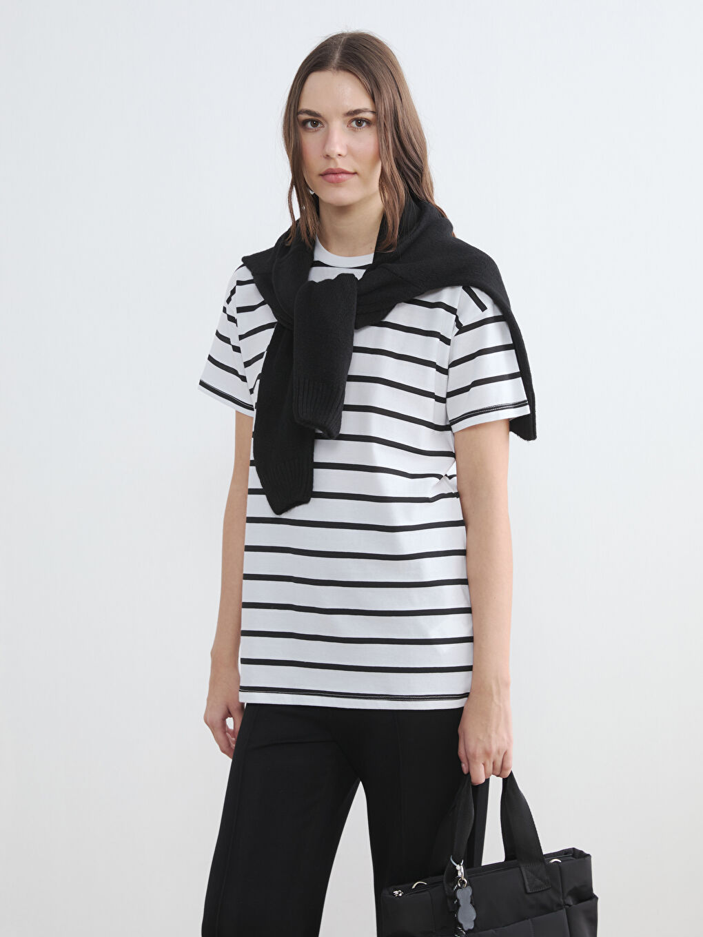 Siyah Bisiklet Yaka Çizgili Kadın Tişört	