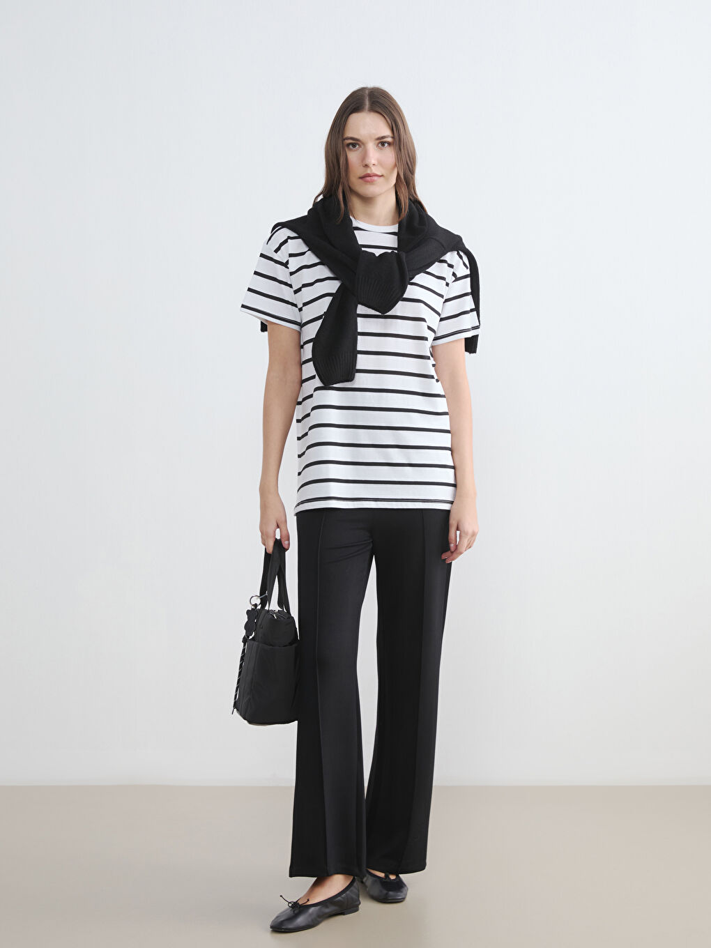 Siyah Bisiklet Yaka Çizgili Kadın Tişört	-1