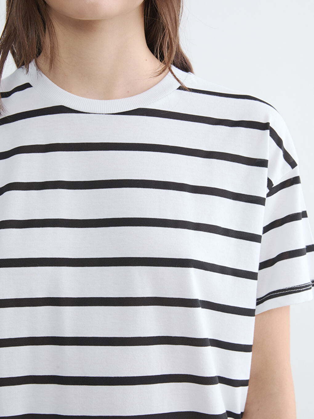 Siyah Bisiklet Yaka Çizgili Kadın Tişört	-2