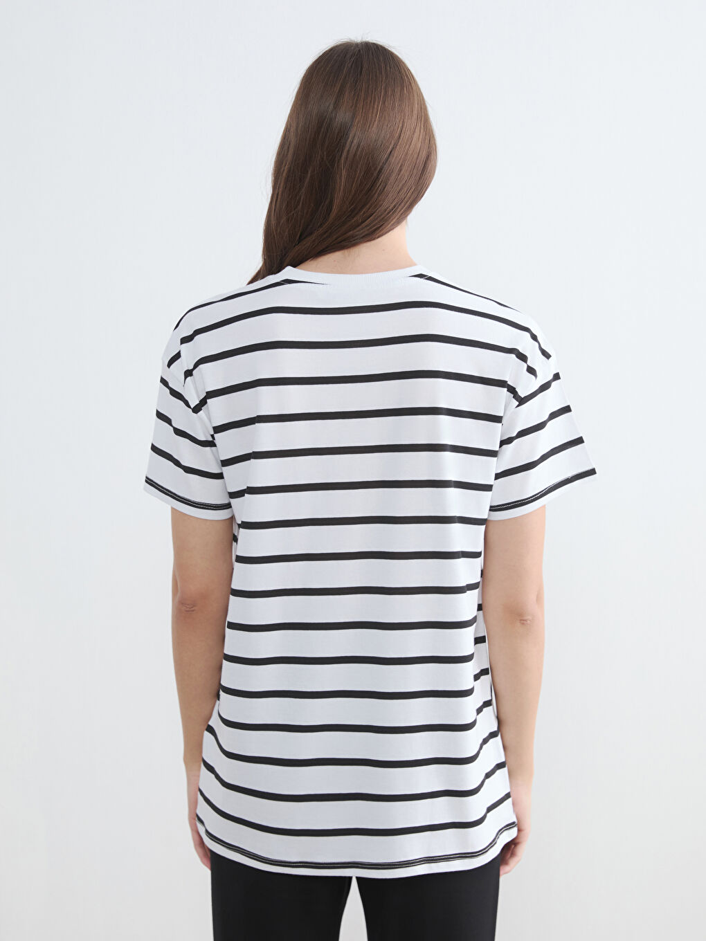 Siyah Bisiklet Yaka Çizgili Kadın Tişört	-3