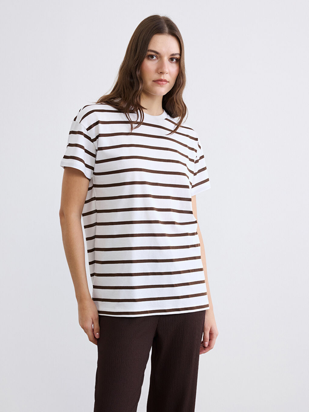 Kahverengi Bisiklet Yaka Çizgili Kadın Tişört	