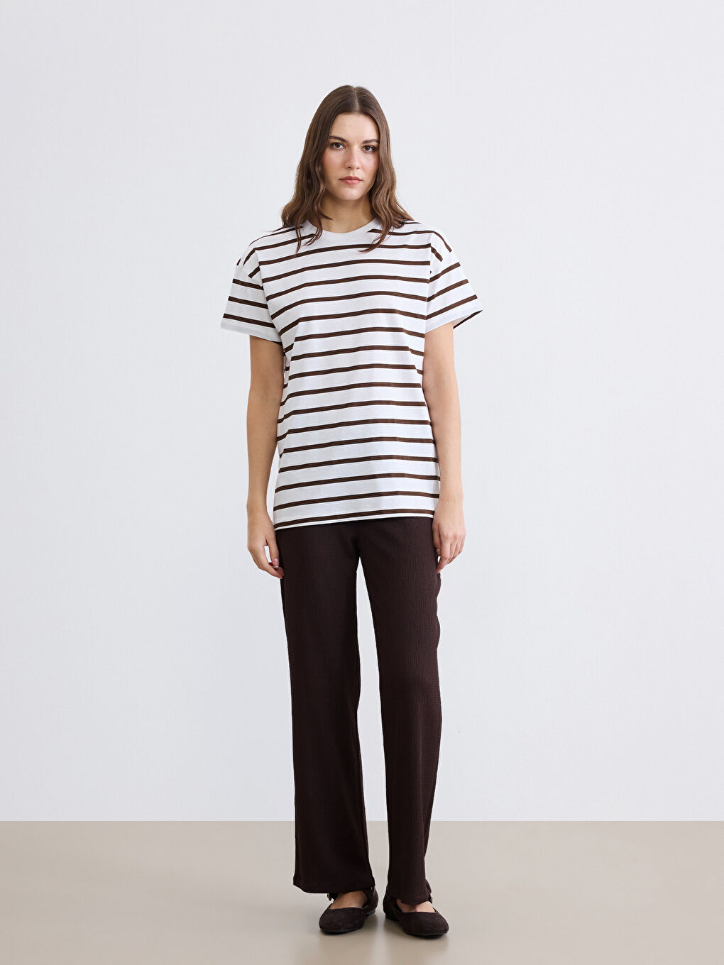 Kahverengi Bisiklet Yaka Çizgili Kadın Tişört	-1