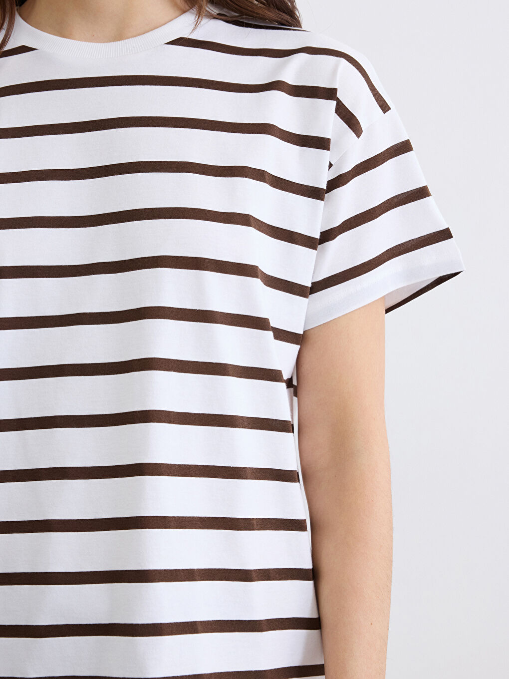 Kahverengi Bisiklet Yaka Çizgili Kadın Tişört	-2