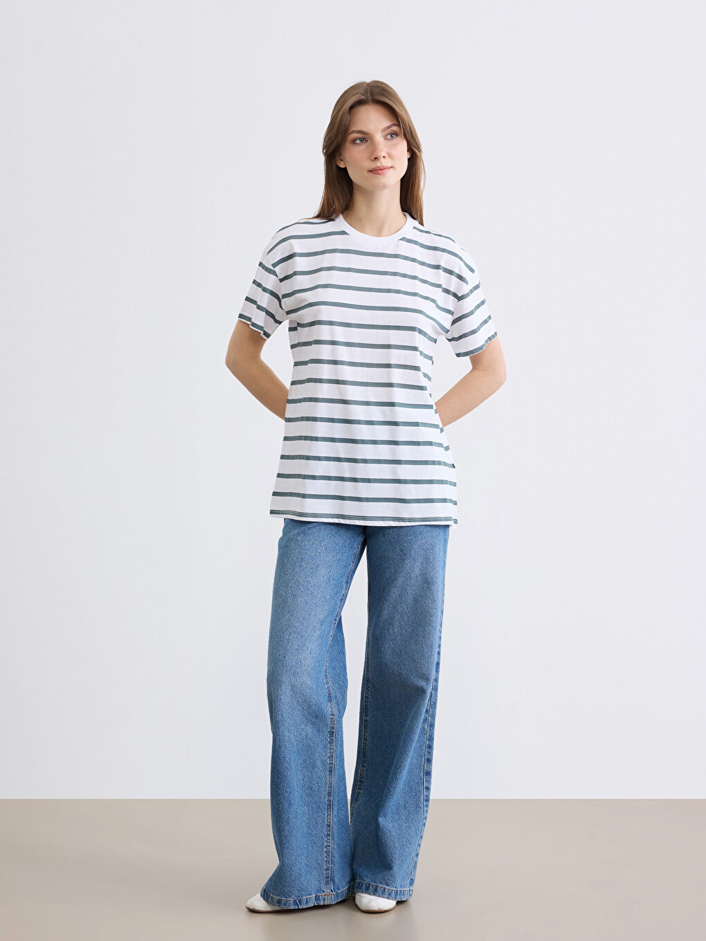 Yeşil Bisiklet Yaka Çizgili Kadın Tişört	-1