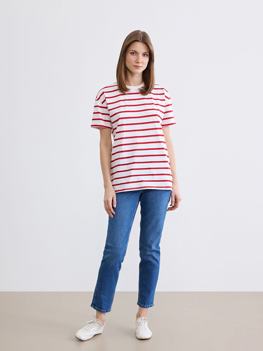Kırmızı Bisiklet Yaka Çizgili Kadın Tişört	-1